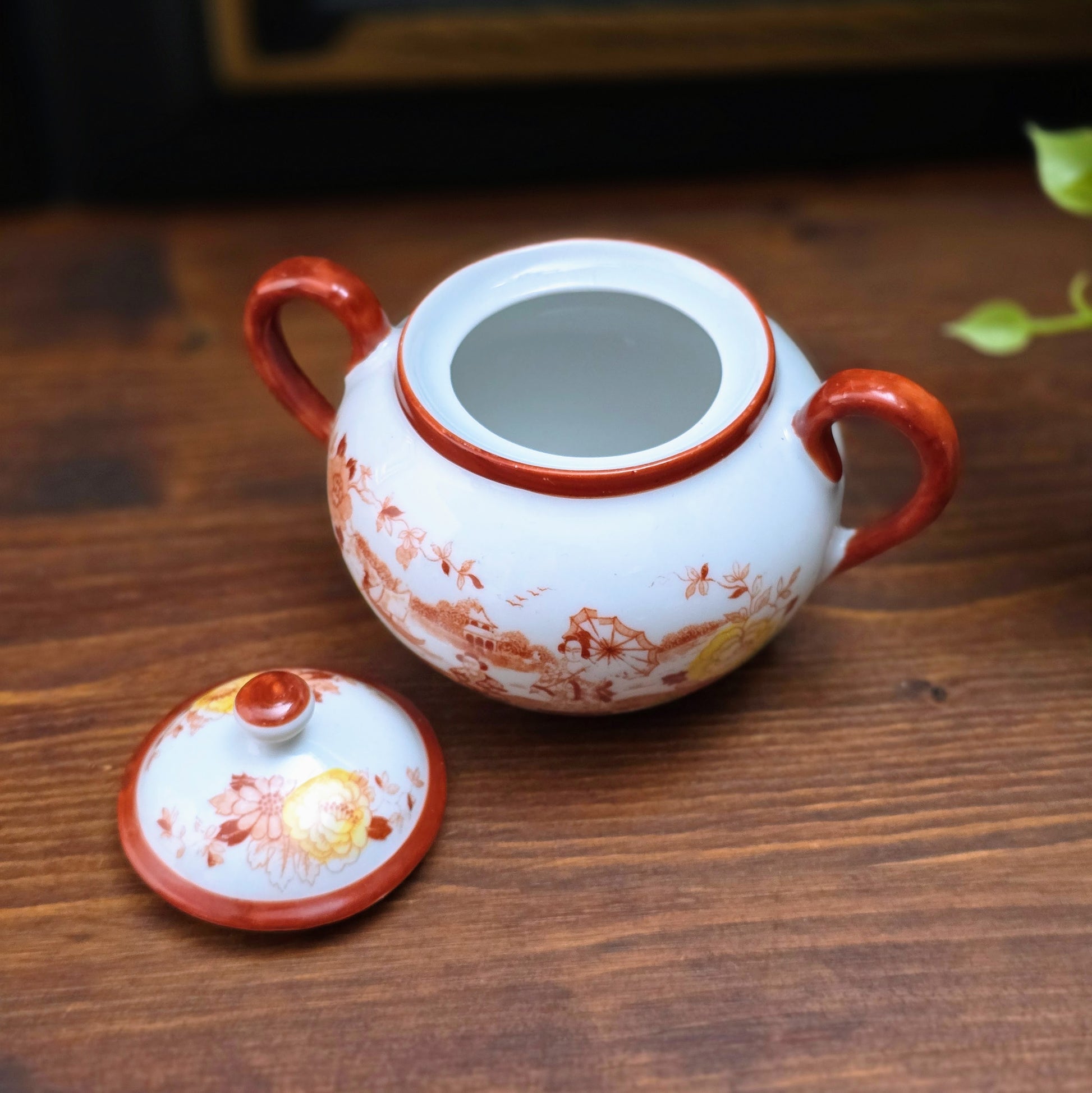 Original Vintage-Zuckerdose aus Japan (1950er). Porzellan mit Geisha-Motiv und handbemalten Details. Ein dekoratives Sammlerstück in sehr gutem Zustand.