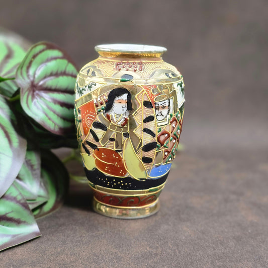 Eine kleine Vase mit großer Geschichte: Handbemalt, vergoldet und voller Charakter – ein Must-Have für Sammler japanischer Kunst.