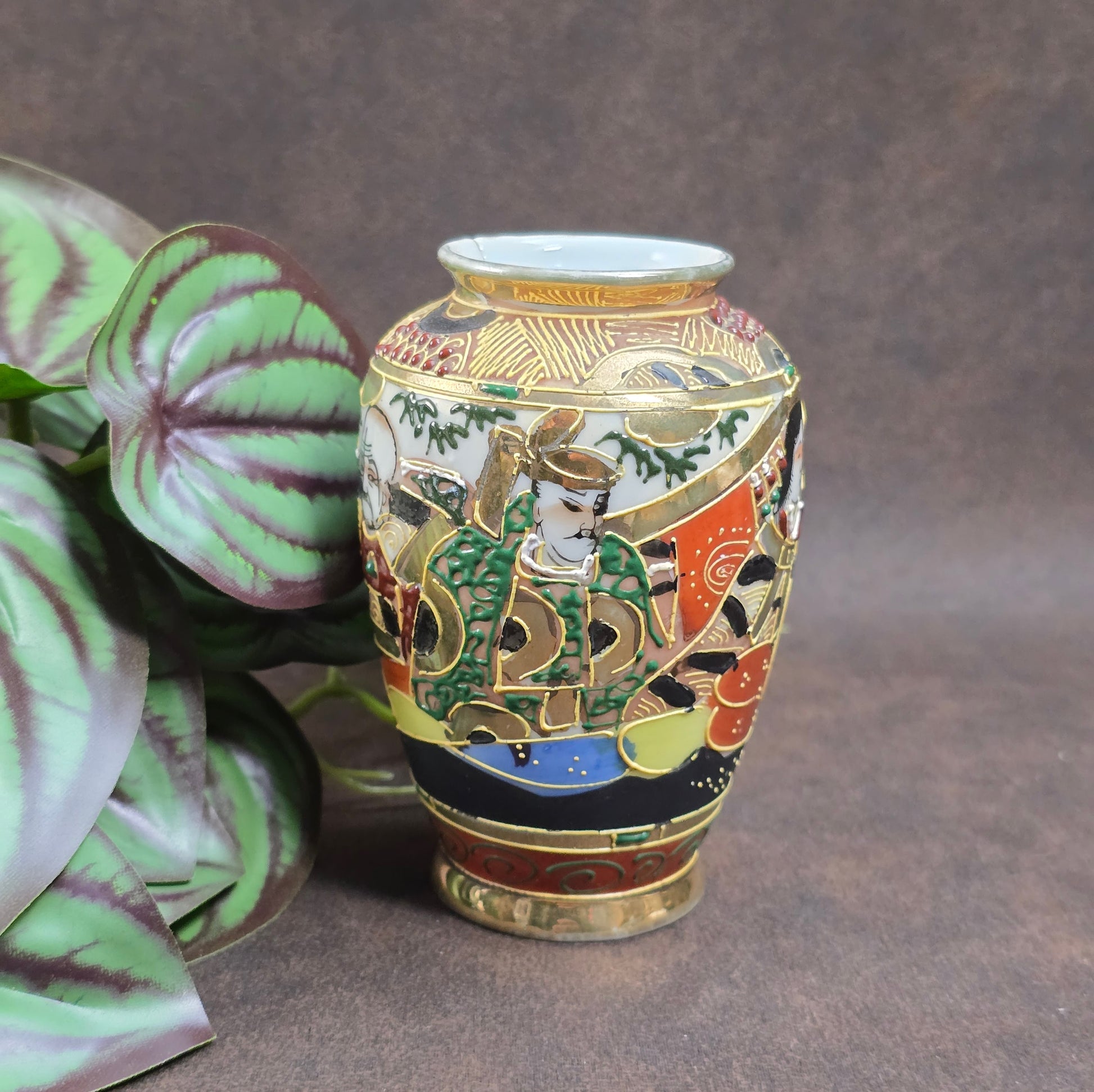 Eine kleine Vase mit großer Geschichte: Handbemalt, vergoldet und voller Charakter – ein Must-Have für Sammler japanischer Kunst.