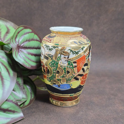 Eine kleine Vase mit großer Geschichte: Handbemalt, vergoldet und voller Charakter – ein Must-Have für Sammler japanischer Kunst.