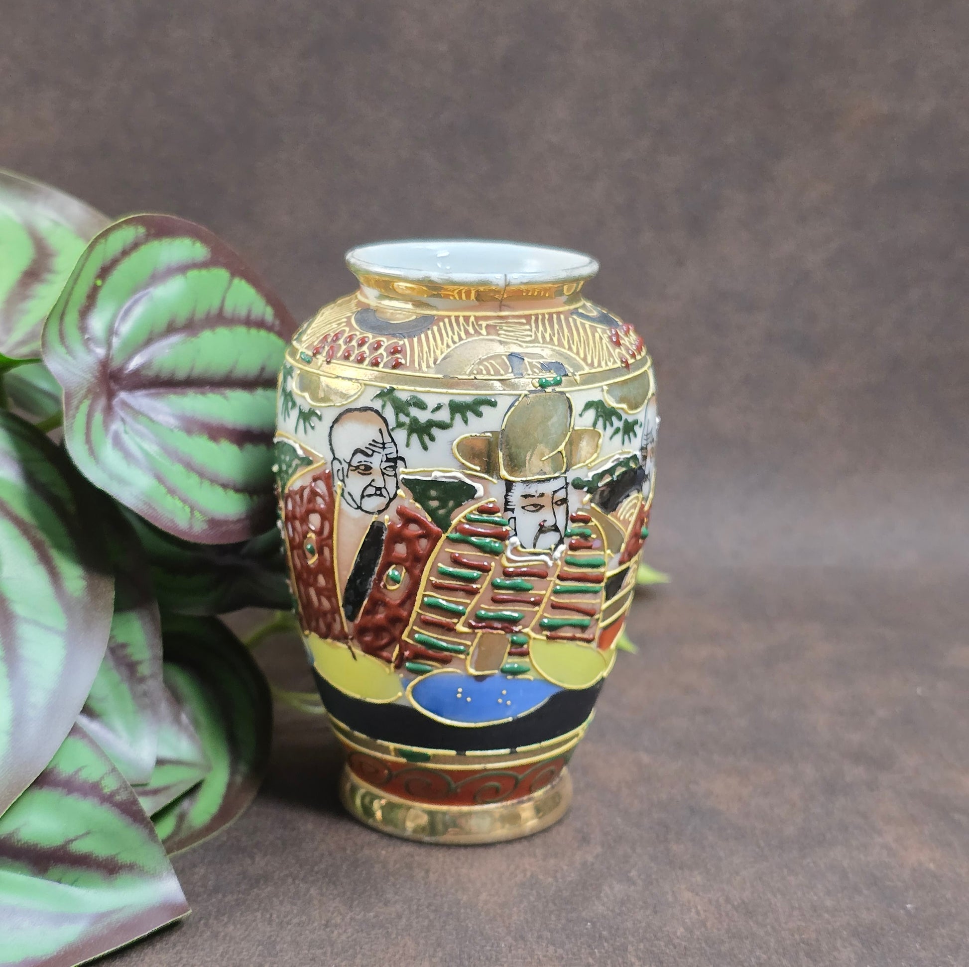 Eine kleine Vase mit großer Geschichte: Handbemalt, vergoldet und voller Charakter – ein Must-Have für Sammler japanischer Kunst.