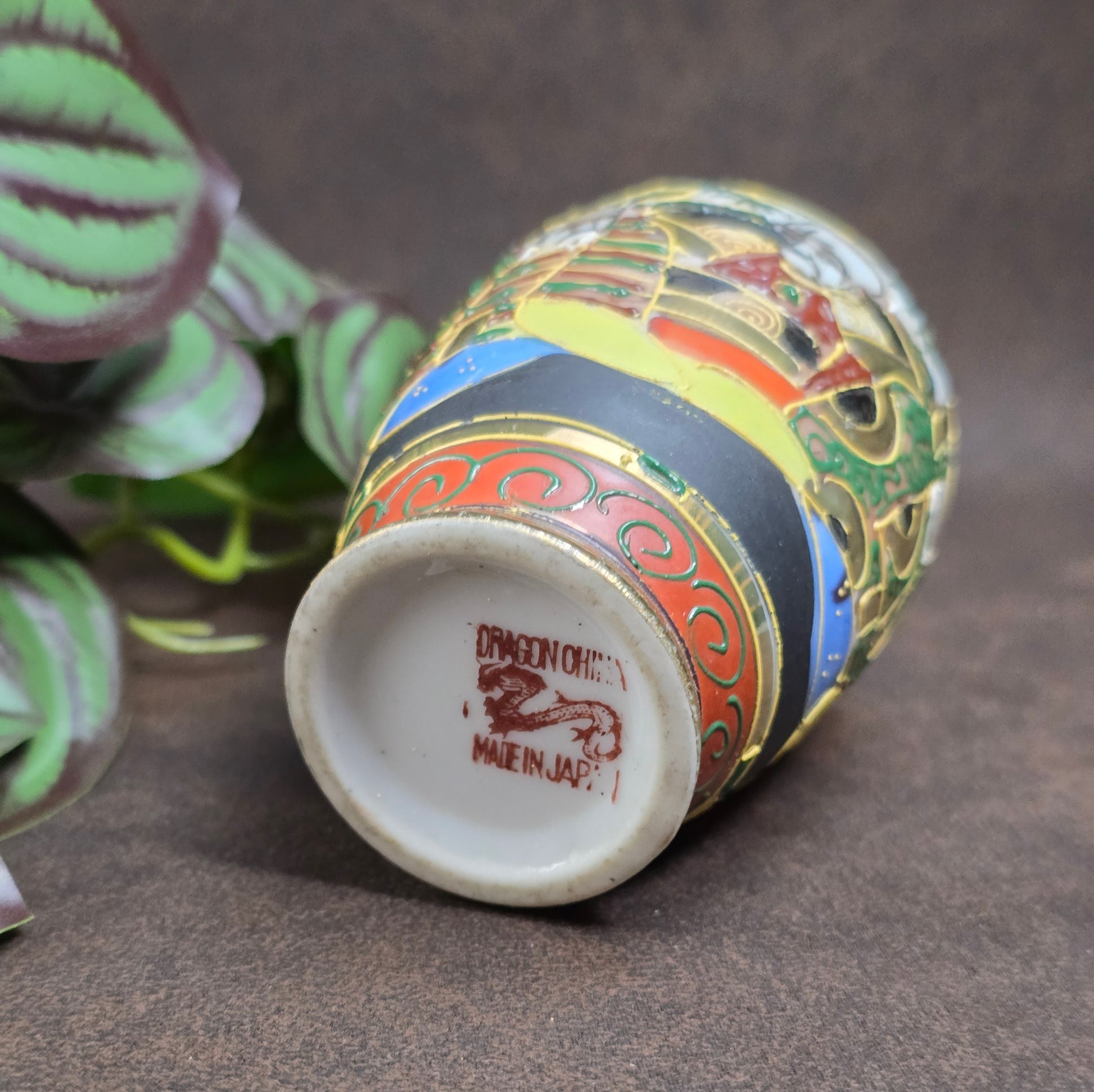 Eine kleine Vase mit großer Geschichte: Handbemalt, vergoldet und voller Charakter – ein Must-Have für Sammler japanischer Kunst.