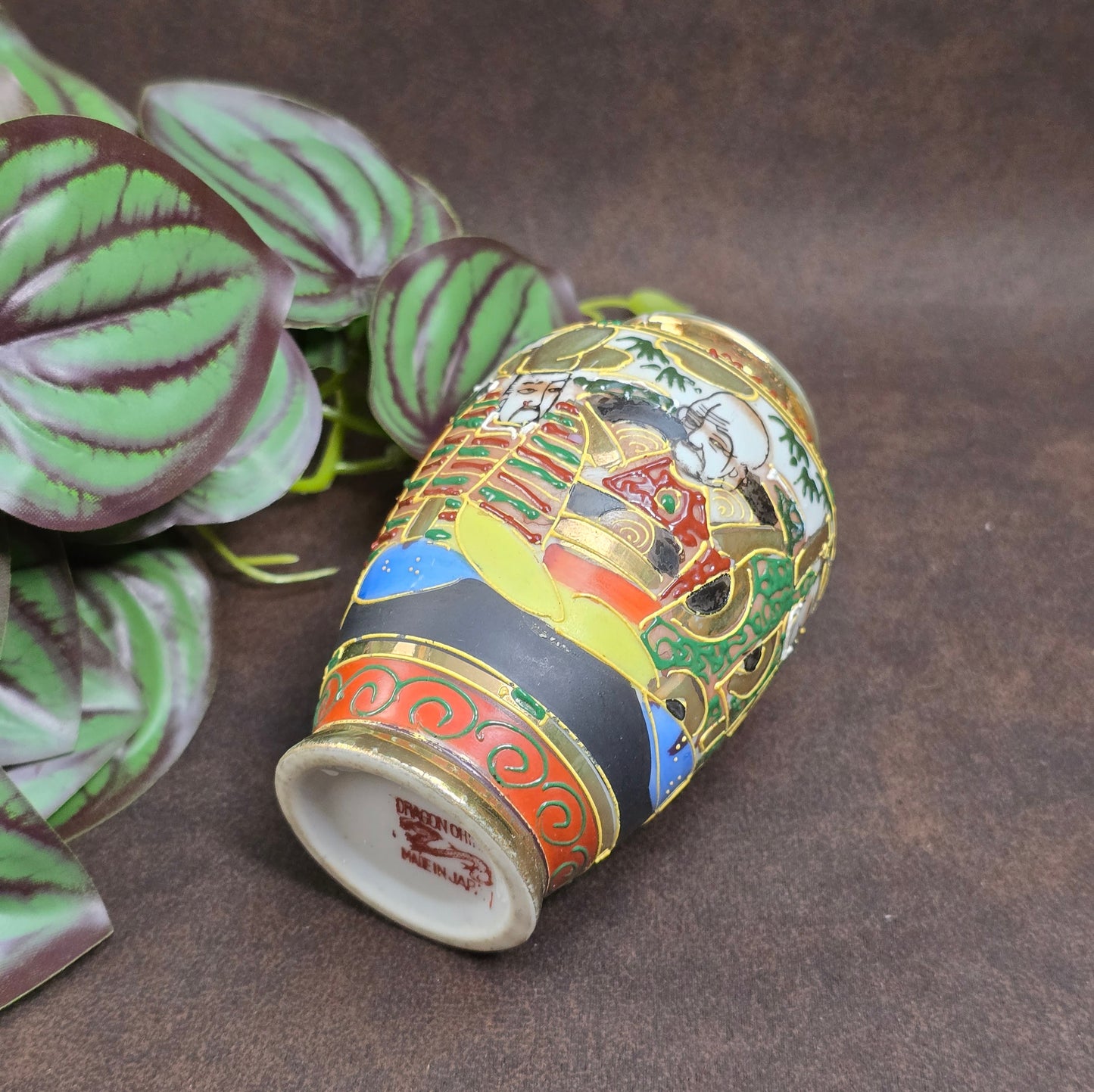 Eine kleine Vase mit großer Geschichte: Handbemalt, vergoldet und voller Charakter – ein Must-Have für Sammler japanischer Kunst.