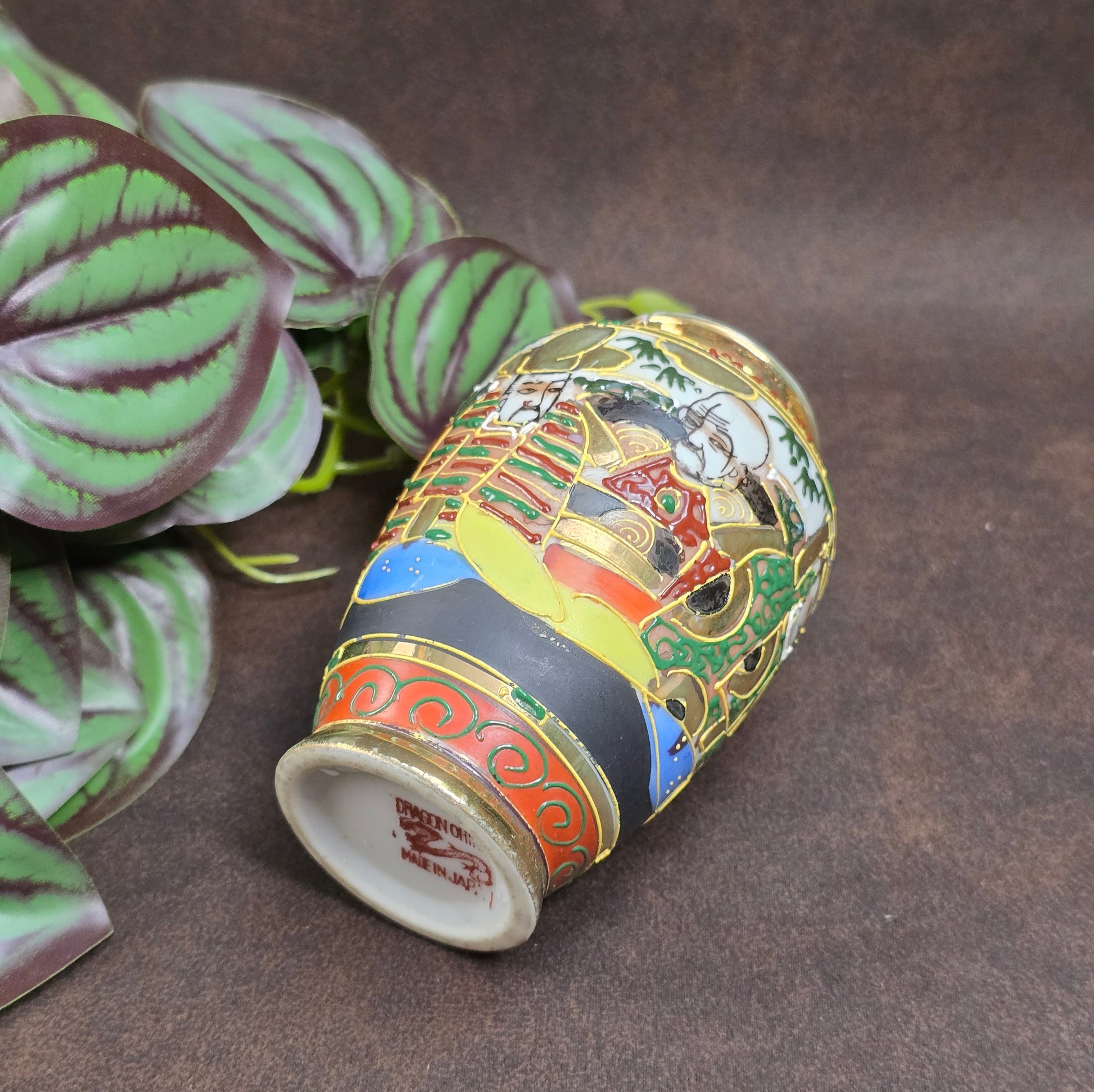 Eine kleine Vase mit großer Geschichte: Handbemalt, vergoldet und voller Charakter – ein Must-Have für Sammler japanischer Kunst.