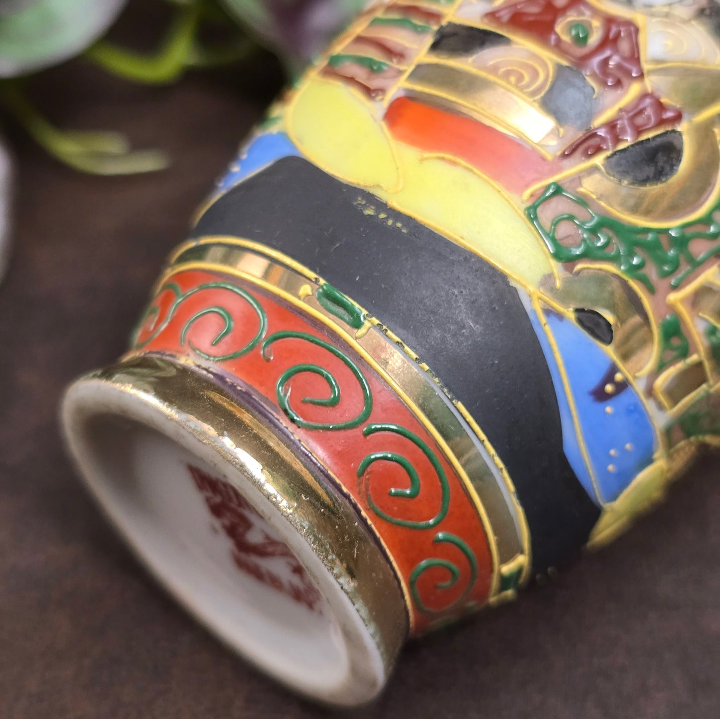Eine kleine Vase mit großer Geschichte: Handbemalt, vergoldet und voller Charakter – ein Must-Have für Sammler japanischer Kunst.