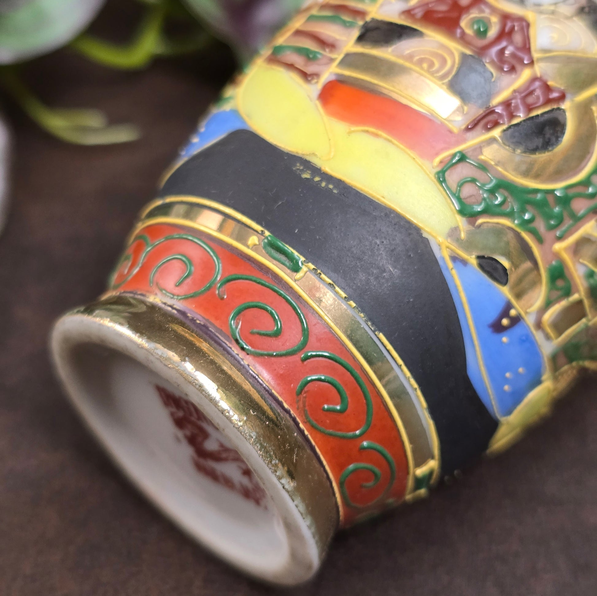 Eine kleine Vase mit großer Geschichte: Handbemalt, vergoldet und voller Charakter – ein Must-Have für Sammler japanischer Kunst.