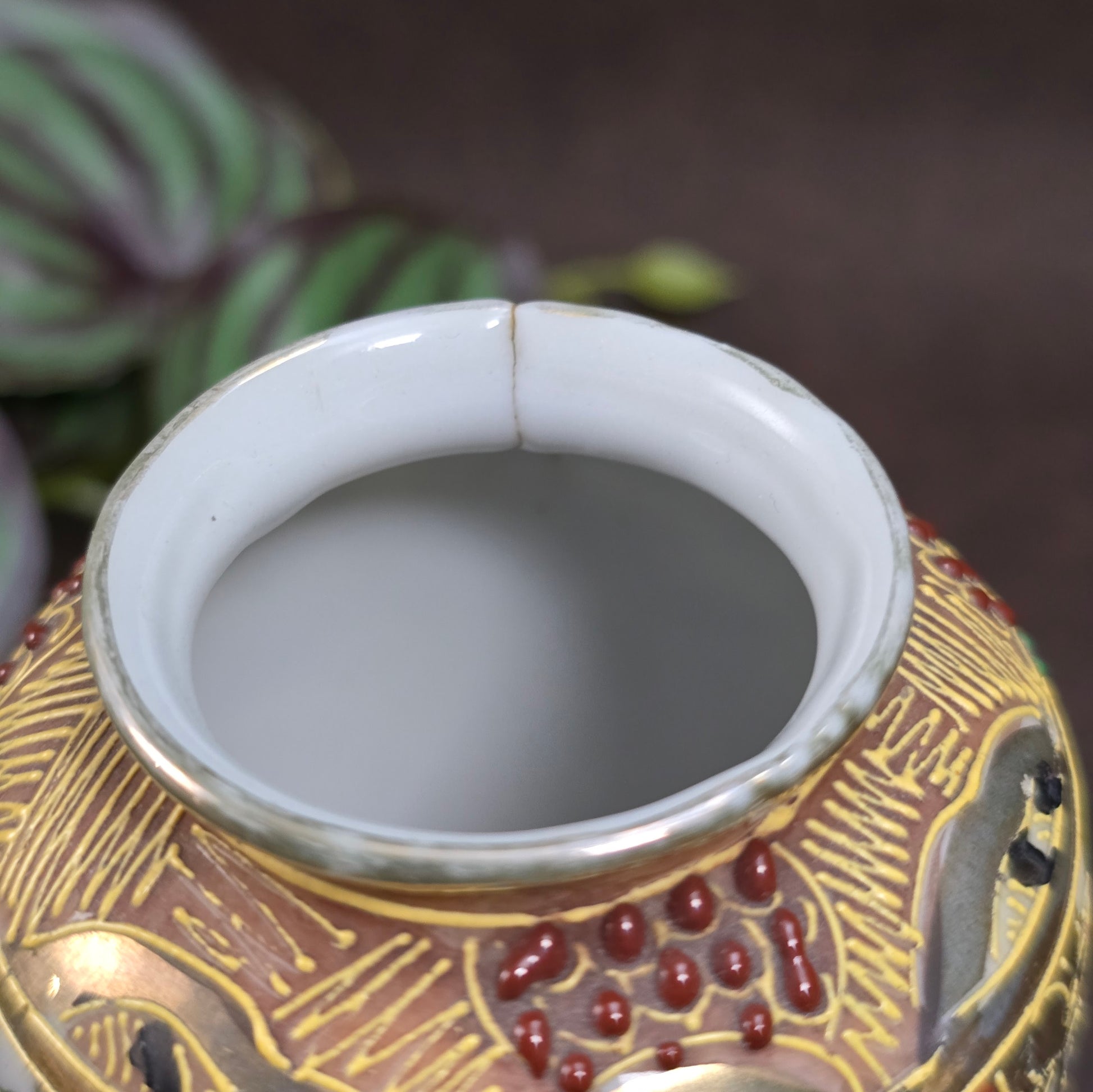 Eine kleine Vase mit großer Geschichte: Handbemalt, vergoldet und voller Charakter – ein Must-Have für Sammler japanischer Kunst.