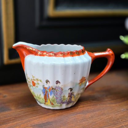 Entdecke dieses japanische Vintage-Milchkännchen mit Geisha-Motiv – handbemalt, 1950er Original. Perfekt für Sammler & Porzellanliebhaber.