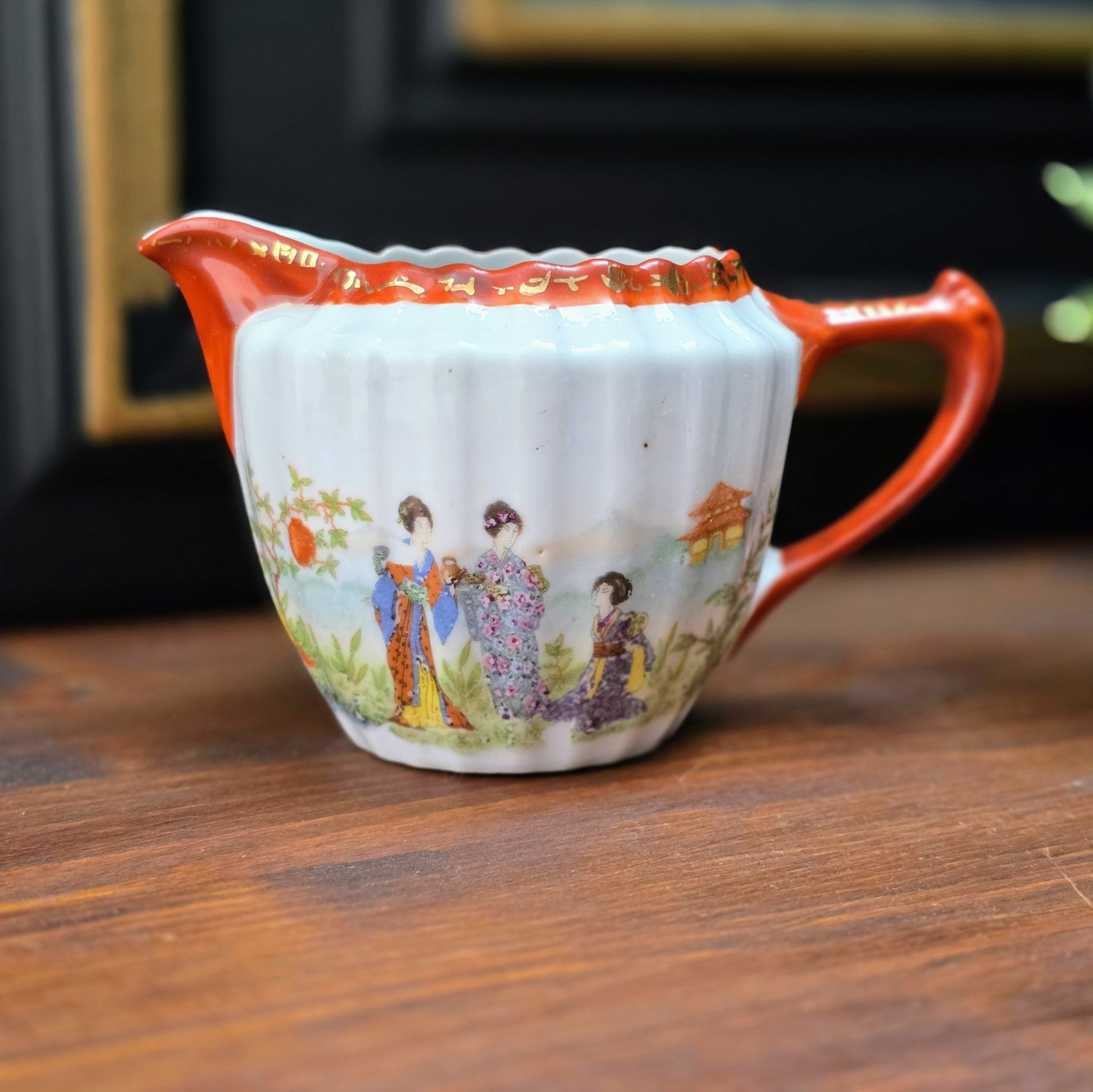 Entdecke dieses japanische Vintage-Milchkännchen mit Geisha-Motiv – handbemalt, 1950er Original. Perfekt für Sammler & Porzellanliebhaber.