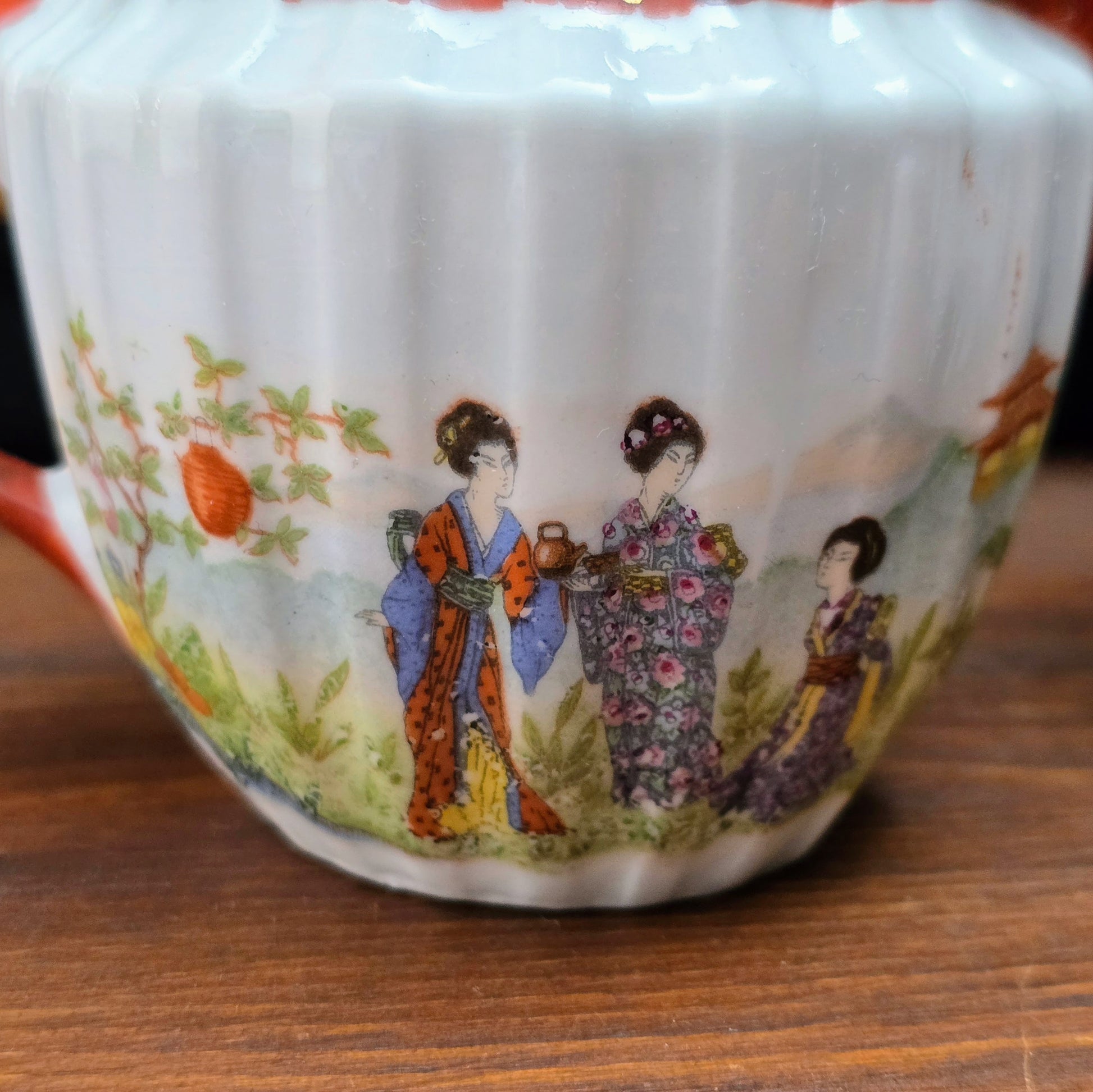 Entdecke dieses japanische Vintage-Milchkännchen mit Geisha-Motiv – handbemalt, 1950er Original. Perfekt für Sammler & Porzellanliebhaber.