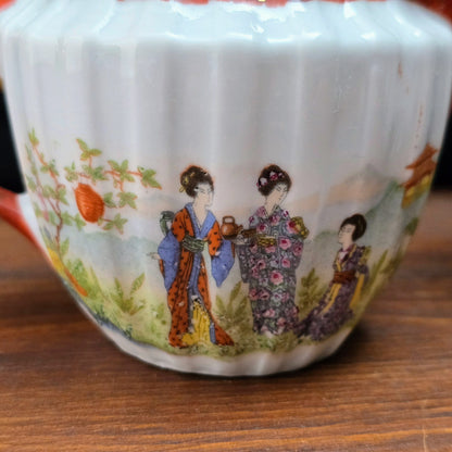 Entdecke dieses japanische Vintage-Milchkännchen mit Geisha-Motiv – handbemalt, 1950er Original. Perfekt für Sammler & Porzellanliebhaber.