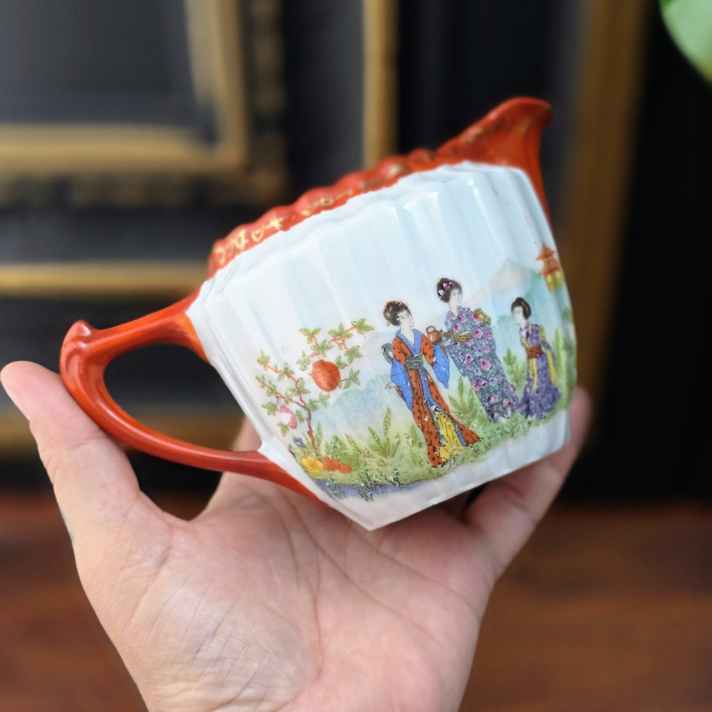 Entdecke dieses japanische Vintage-Milchkännchen mit Geisha-Motiv – handbemalt, 1950er Original. Perfekt für Sammler & Porzellanliebhaber.