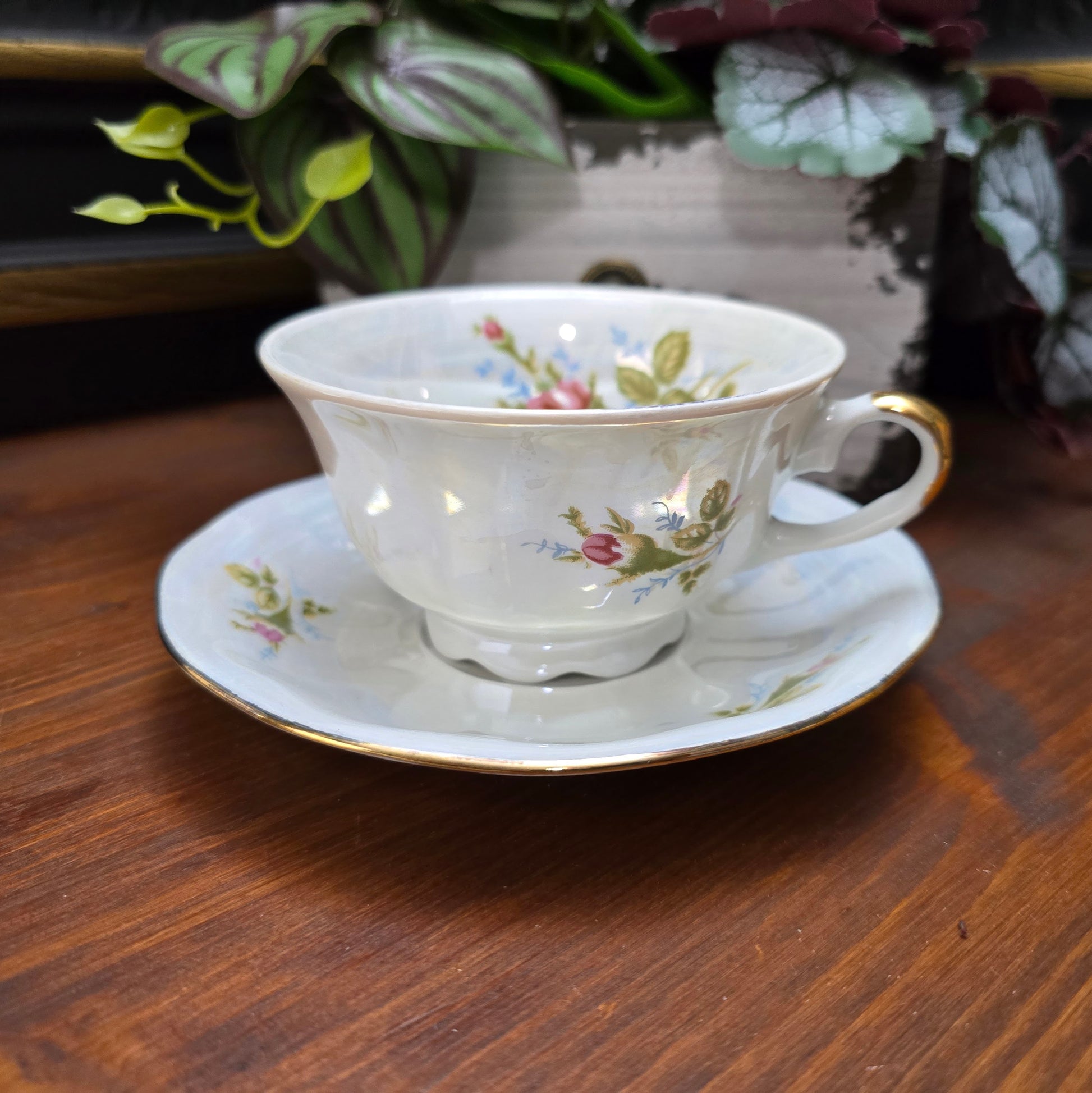 Jarolina Vintage Sammelgedeck (1970er): Lusterware mit Rosen & Golddekor – Tasse, Untertasse, Teller – stilvoll & romantisch!