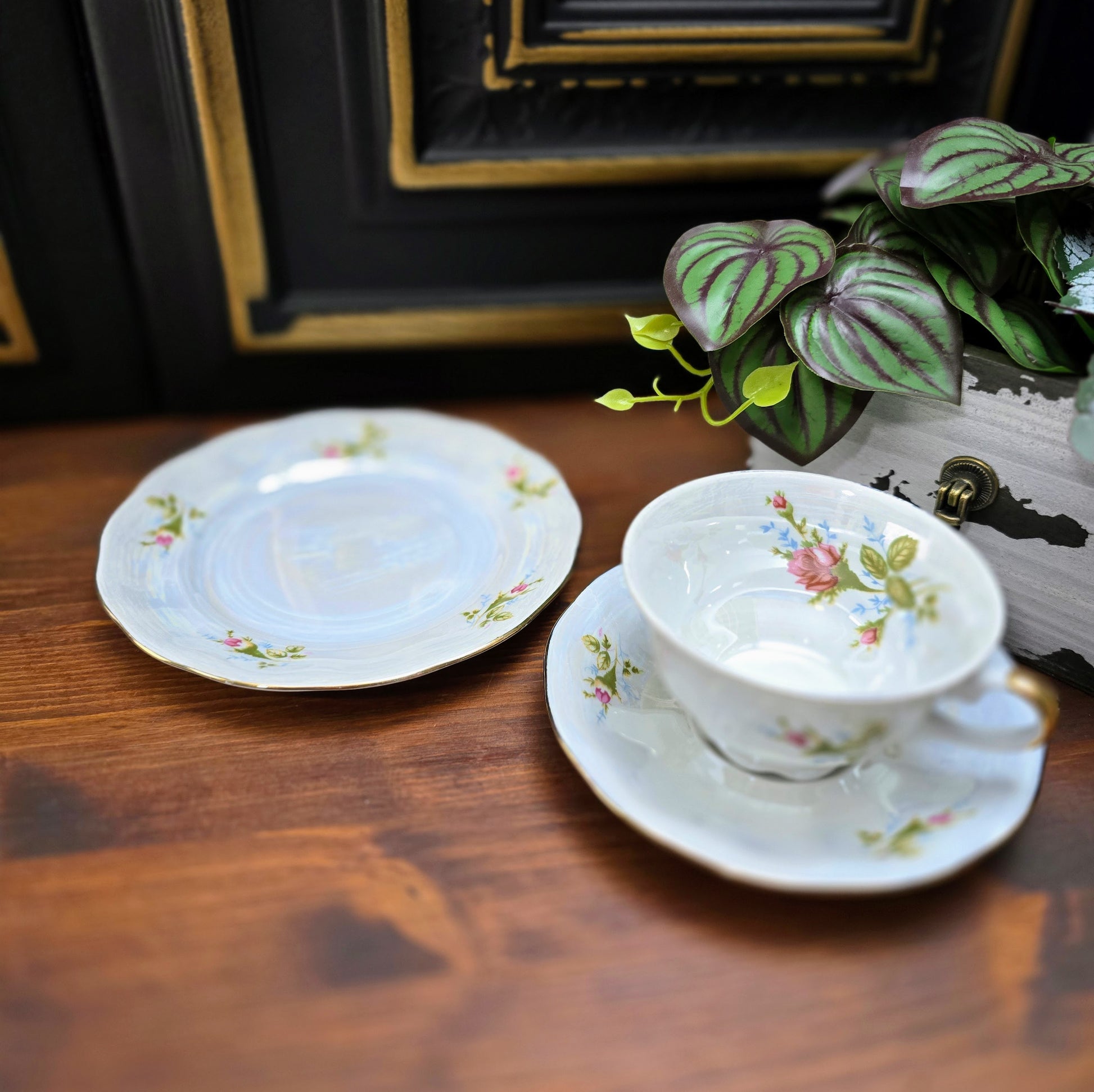 Jarolina Vintage Sammelgedeck (1970er): Lusterware mit Rosen & Golddekor – Tasse, Untertasse, Teller – stilvoll & romantisch!