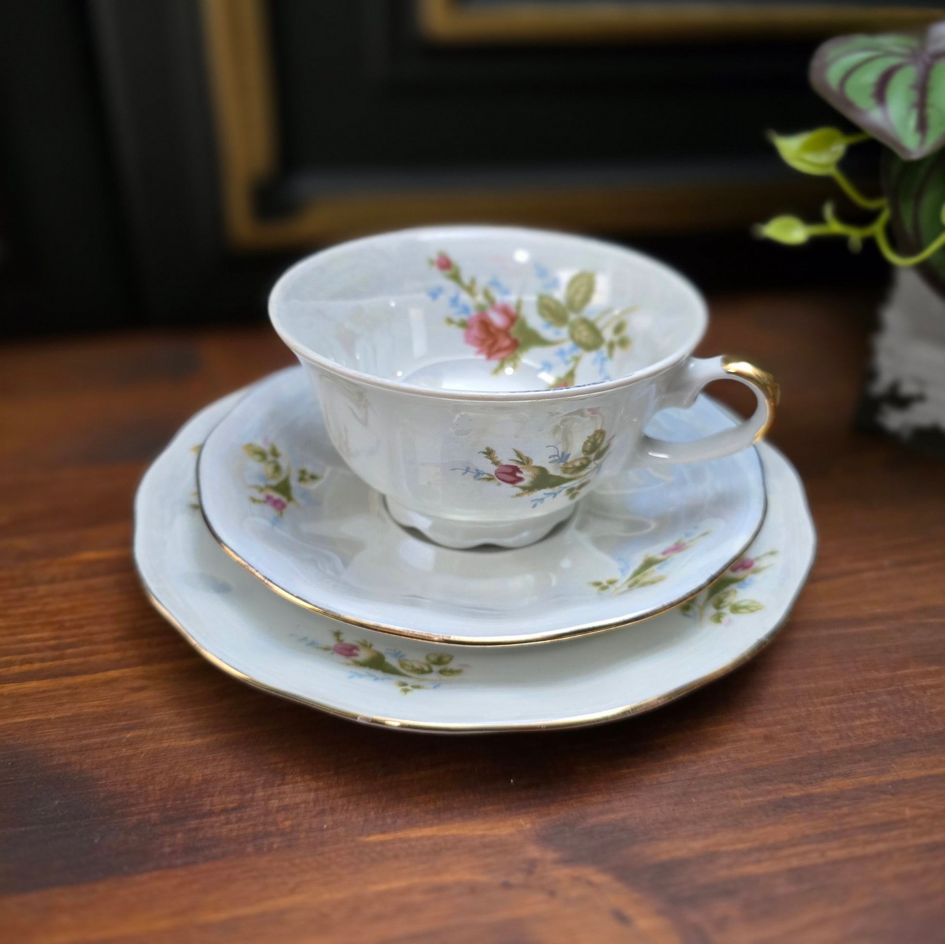 Jarolina Vintage Sammelgedeck (1970er): Lusterware mit Rosen & Golddekor – Tasse, Untertasse, Teller – stilvoll & romantisch!