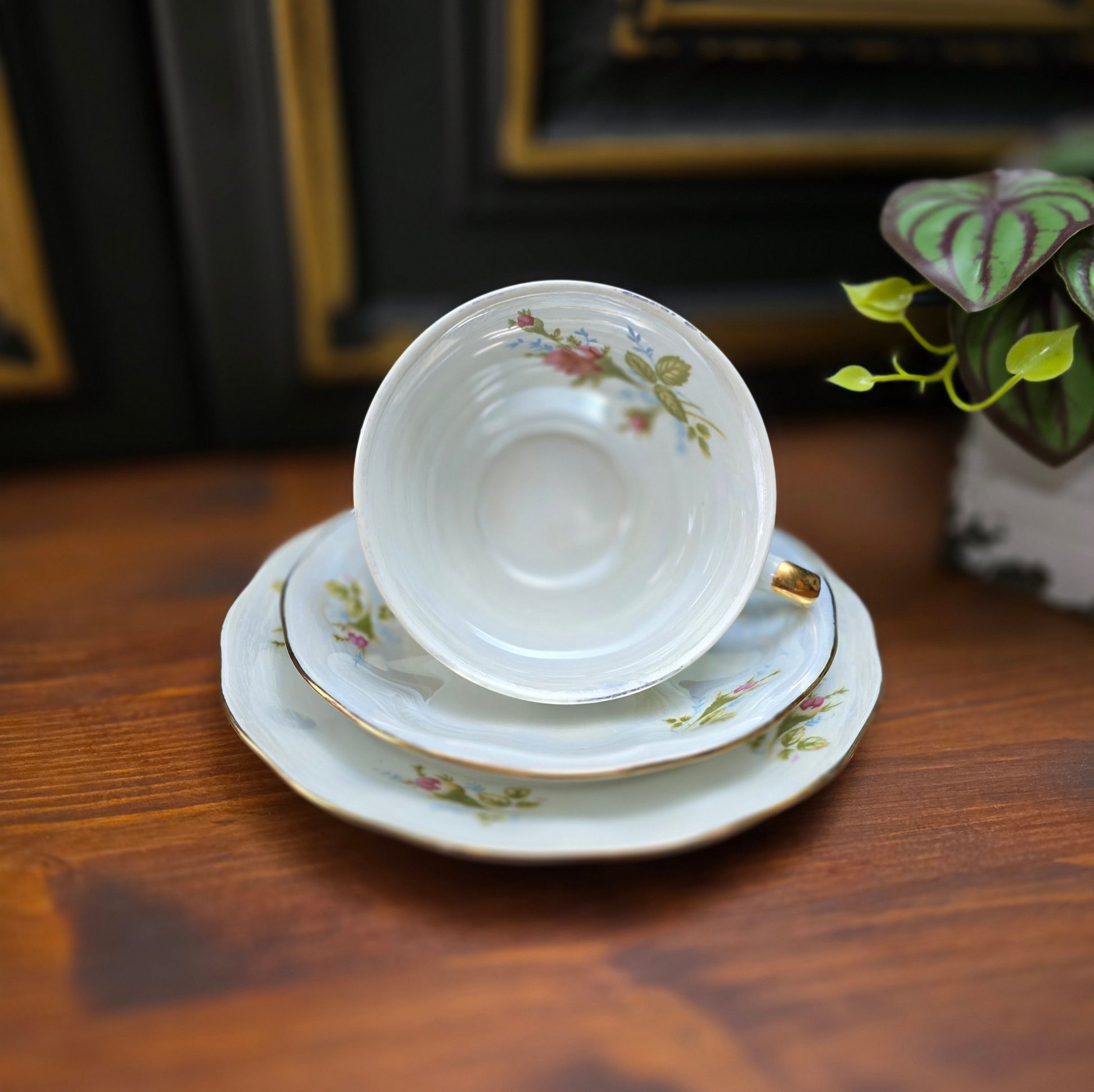 Jarolina Vintage Sammelgedeck (1970er): Lusterware mit Rosen & Golddekor – Tasse, Untertasse, Teller – stilvoll & romantisch!