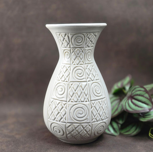 Jasba Keramik Vase 581/20 – cremeweiß mit geometrischem Relief – stilvolle Vintage Deko im Art Deco Look – robust & dekorativ für deine Wohnung oder Sammlung.