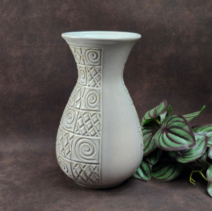 Jasba Keramik Vase 581/20 – cremeweiß mit geometrischem Relief – stilvolle Vintage Deko im Art Deco Look – robust & dekorativ für deine Wohnung oder Sammlung.