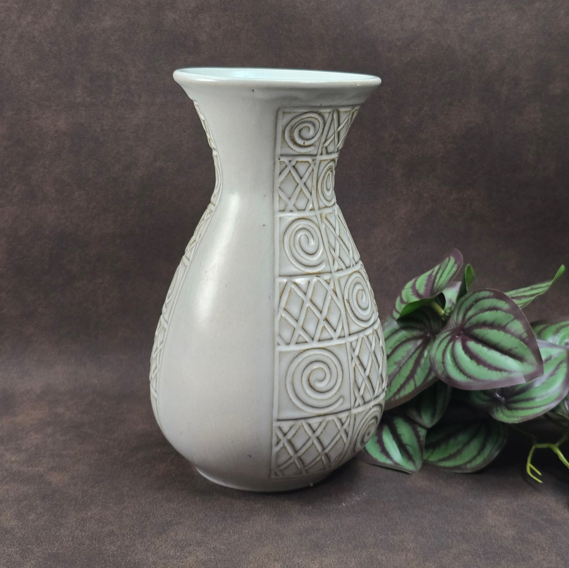 Jasba Keramik Vase 581/20 – cremeweiß mit geometrischem Relief – stilvolle Vintage Deko im Art Deco Look – robust & dekorativ für deine Wohnung oder Sammlung.