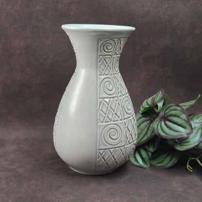 Jasba Keramik Vase 581/20 – cremeweiß mit geometrischem Relief – stilvolle Vintage Deko im Art Deco Look – robust & dekorativ für deine Wohnung oder Sammlung.