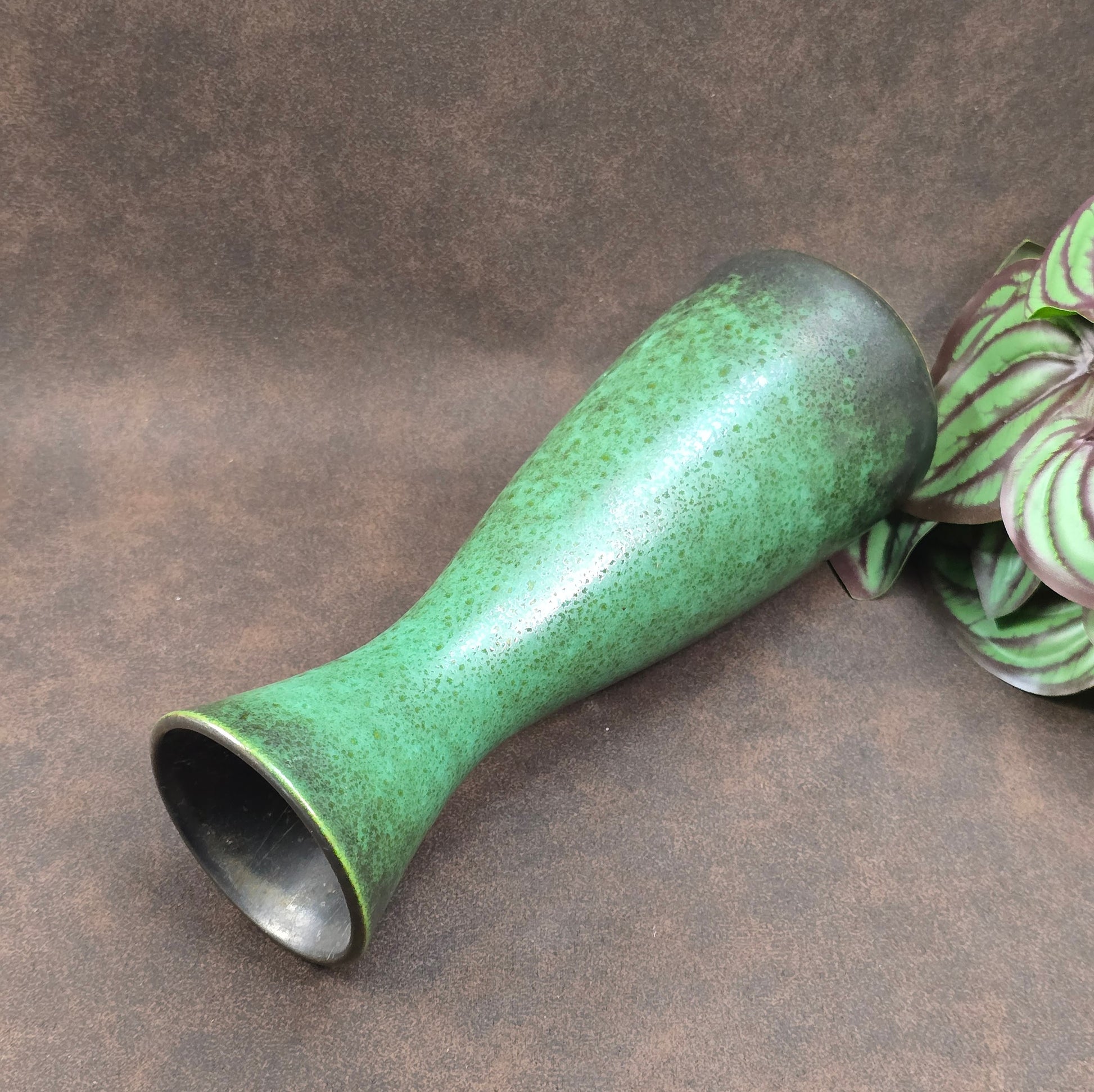 Jasba Vintage-Keramikvase 102/20 – 1970er, smaragdgrün mit dunklem Verlauf, matt & glänzend. Sammlerobjekt in sehr gutem Zustand. Made in Germany.