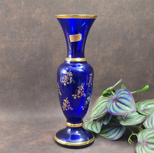 Original Vintage Kristallvase von Joska, 1970er Jahre. Kobaltblaues Glas mit filigranem Golddekor im Art Deco Stil. Ein stilvolles Sammlerstück für deine Vintage Wohnung.

