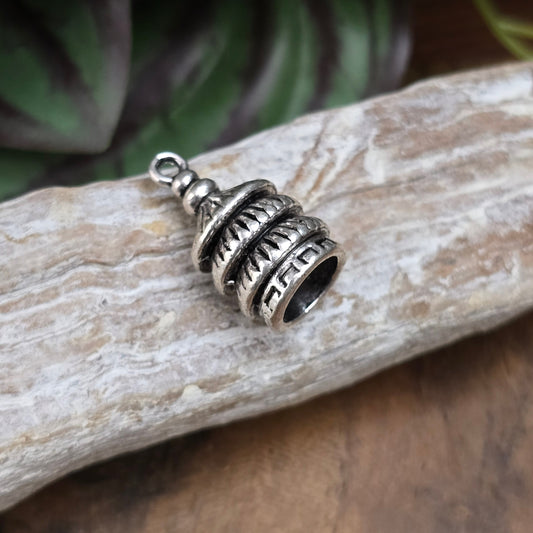 Kappe für Quasten in antik Silber – 21×12 mm – mit Öse und 8 mm Innenmaß. Ideal für DIY-Schmuck, Taschenbaumler oder Schlüsselanhänger im Vintage-Look.