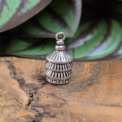 Kappe für Quasten in antik Silber – 21×12 mm – mit Öse und 8 mm Innenmaß. Ideal für DIY-Schmuck, Taschenbaumler oder Schlüsselanhänger im Vintage-Look.