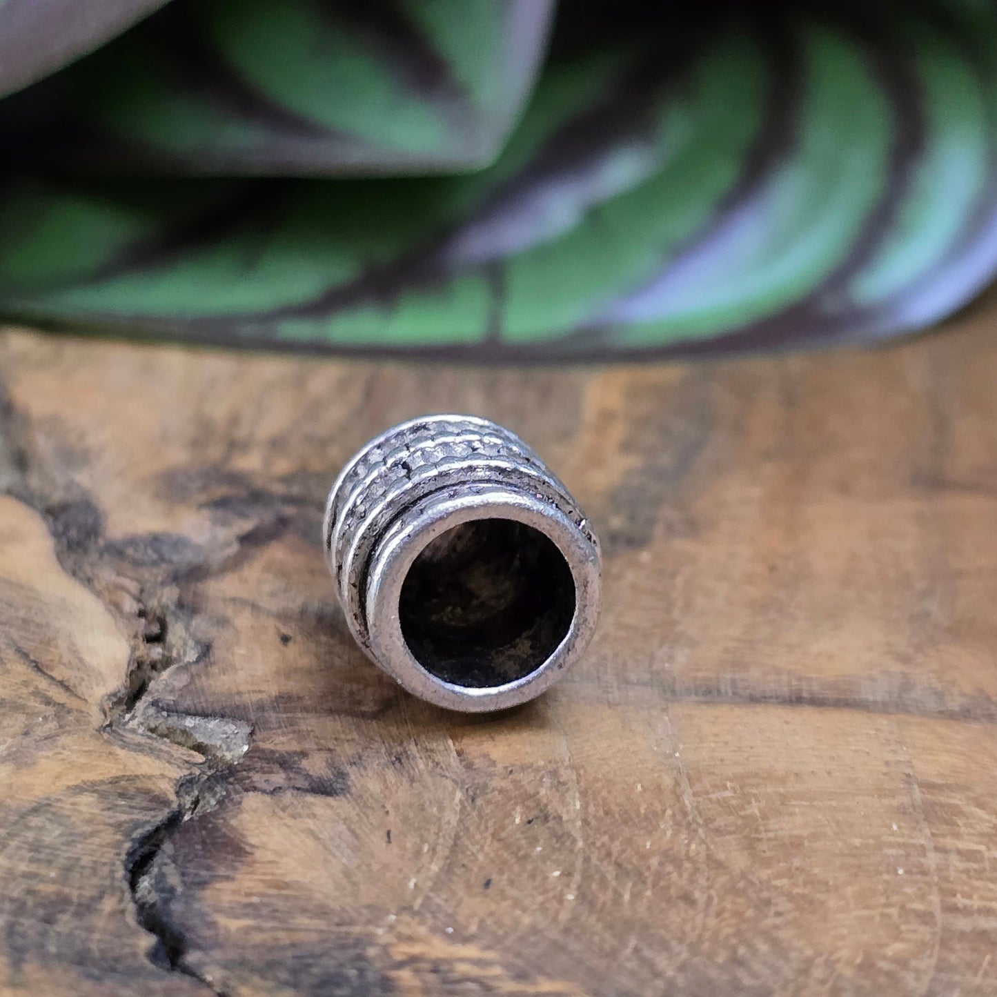 Kappe für Quasten in antik Silber – 21×12 mm – mit Öse und 8 mm Innenmaß. Ideal für DIY-Schmuck, Taschenbaumler oder Schlüsselanhänger im Vintage-Look.