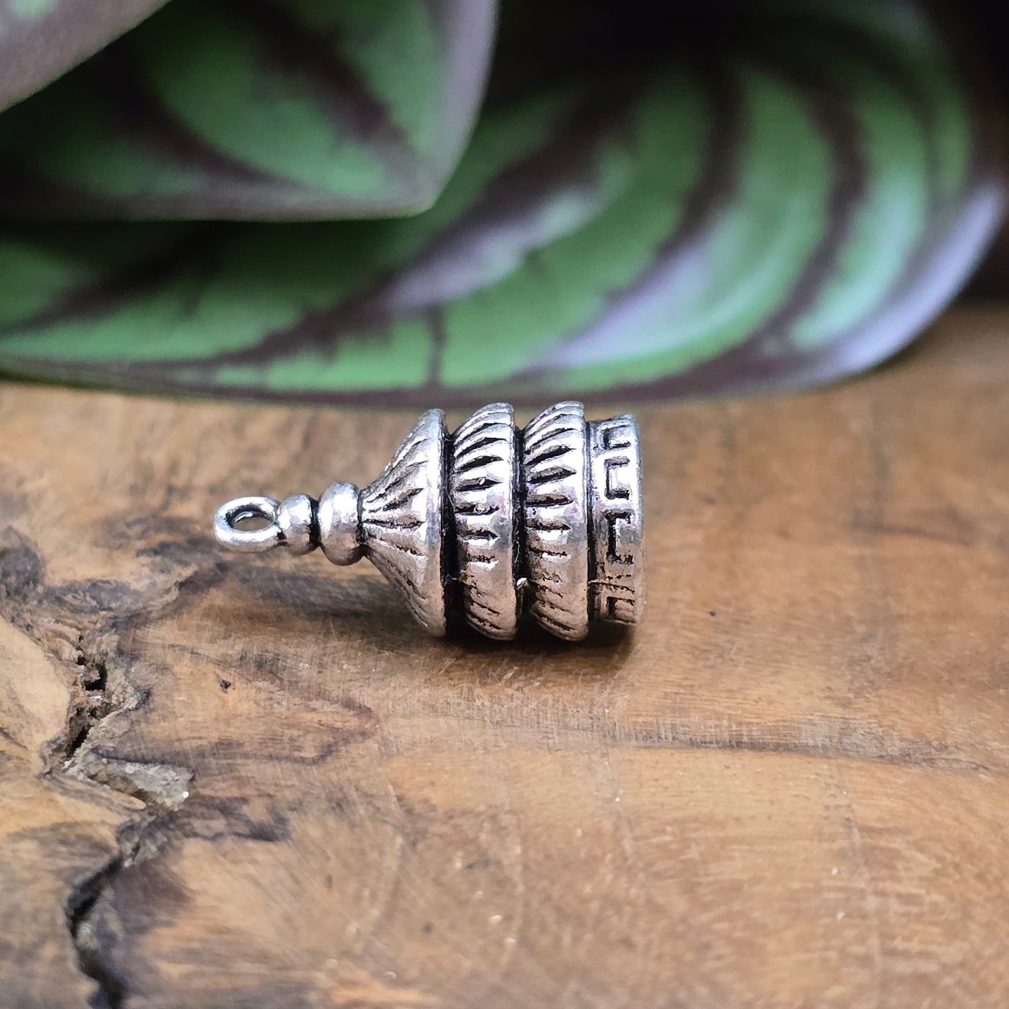 Kappe für Quasten in antik Silber – 21×12 mm – mit Öse und 8 mm Innenmaß. Ideal für DIY-Schmuck, Taschenbaumler oder Schlüsselanhänger im Vintage-Look.
