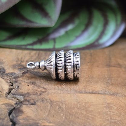 Kappe für Quasten in antik Silber – 21×12 mm – mit Öse und 8 mm Innenmaß. Ideal für DIY-Schmuck, Taschenbaumler oder Schlüsselanhänger im Vintage-Look.
