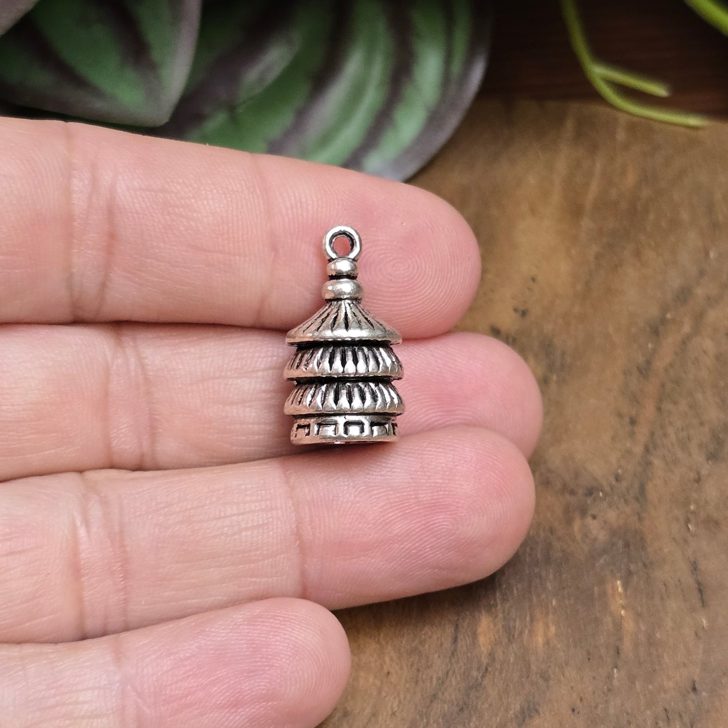 Kappe für Quasten in antik Silber – 21×12 mm – mit Öse und 8 mm Innenmaß. Ideal für DIY-Schmuck, Taschenbaumler oder Schlüsselanhänger im Vintage-Look.