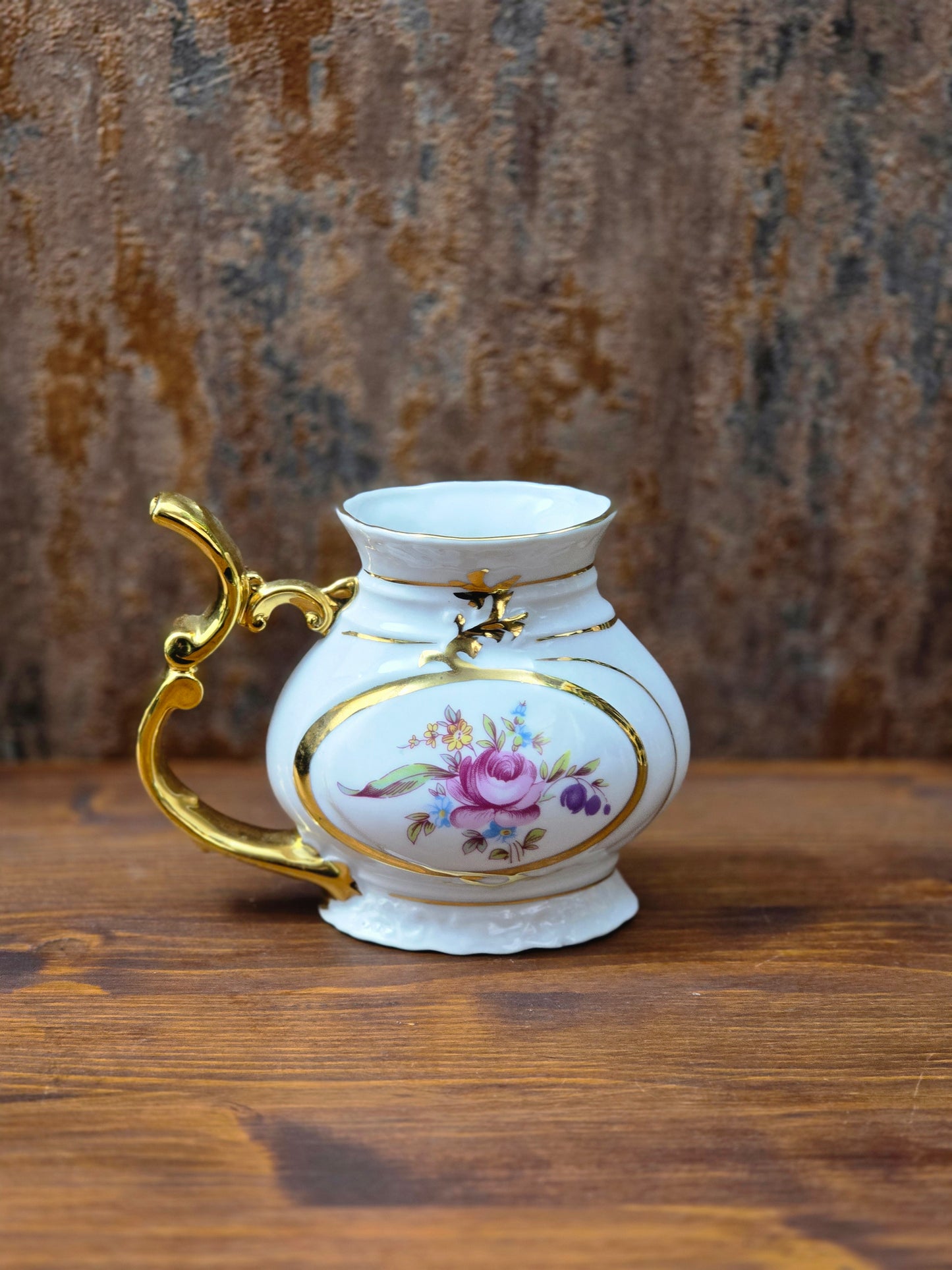 Karlsbad Trinkbecher aus Porzellan mit reichem Golddekor, tschechoslowakische Bädertasse der 1970er Jahre, Exportmarke JOME.