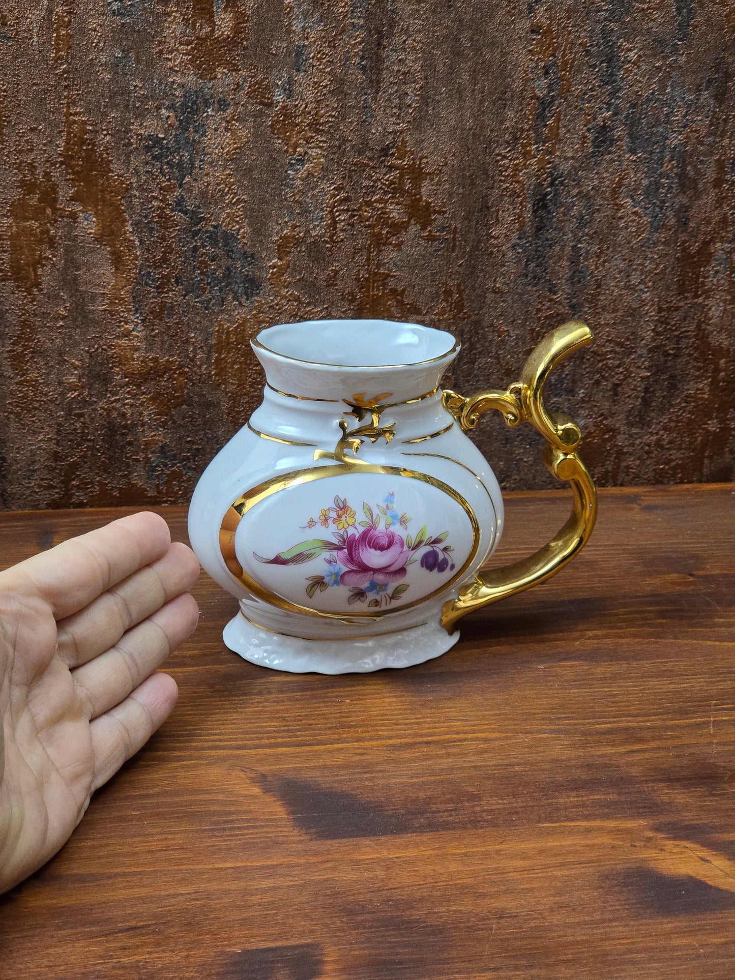 Karlsbad Trinkbecher aus Porzellan mit reichem Golddekor, tschechoslowakische Bädertasse der 1970er Jahre, Exportmarke JOME.