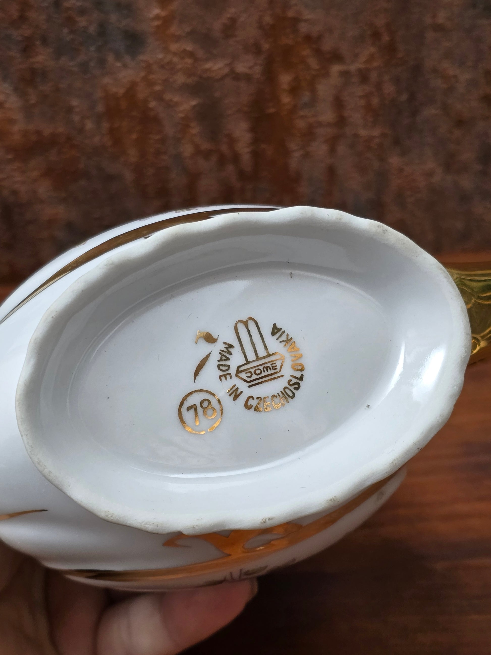 Karlsbad Trinkbecher aus Porzellan mit reichem Golddekor, tschechoslowakische Bädertasse der 1970er Jahre, Exportmarke JOME.