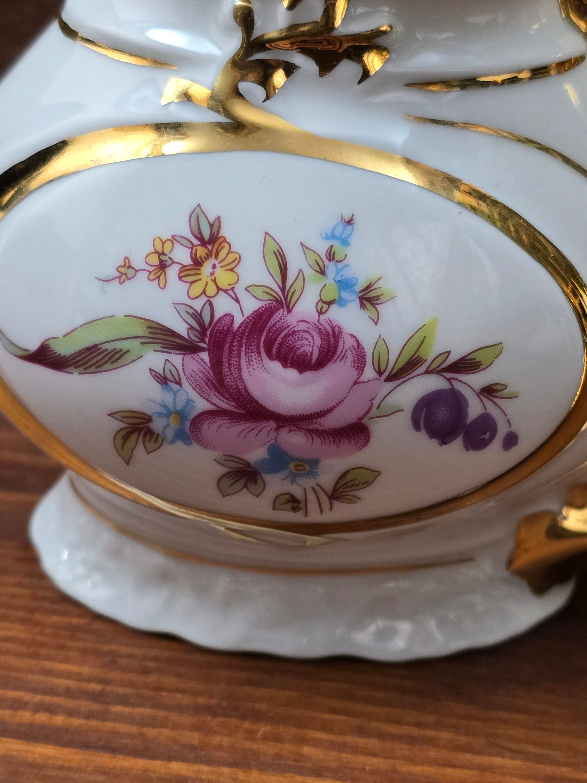 Karlsbad Trinkbecher aus Porzellan mit reichem Golddekor, tschechoslowakische Bädertasse der 1970er Jahre, Exportmarke JOME.