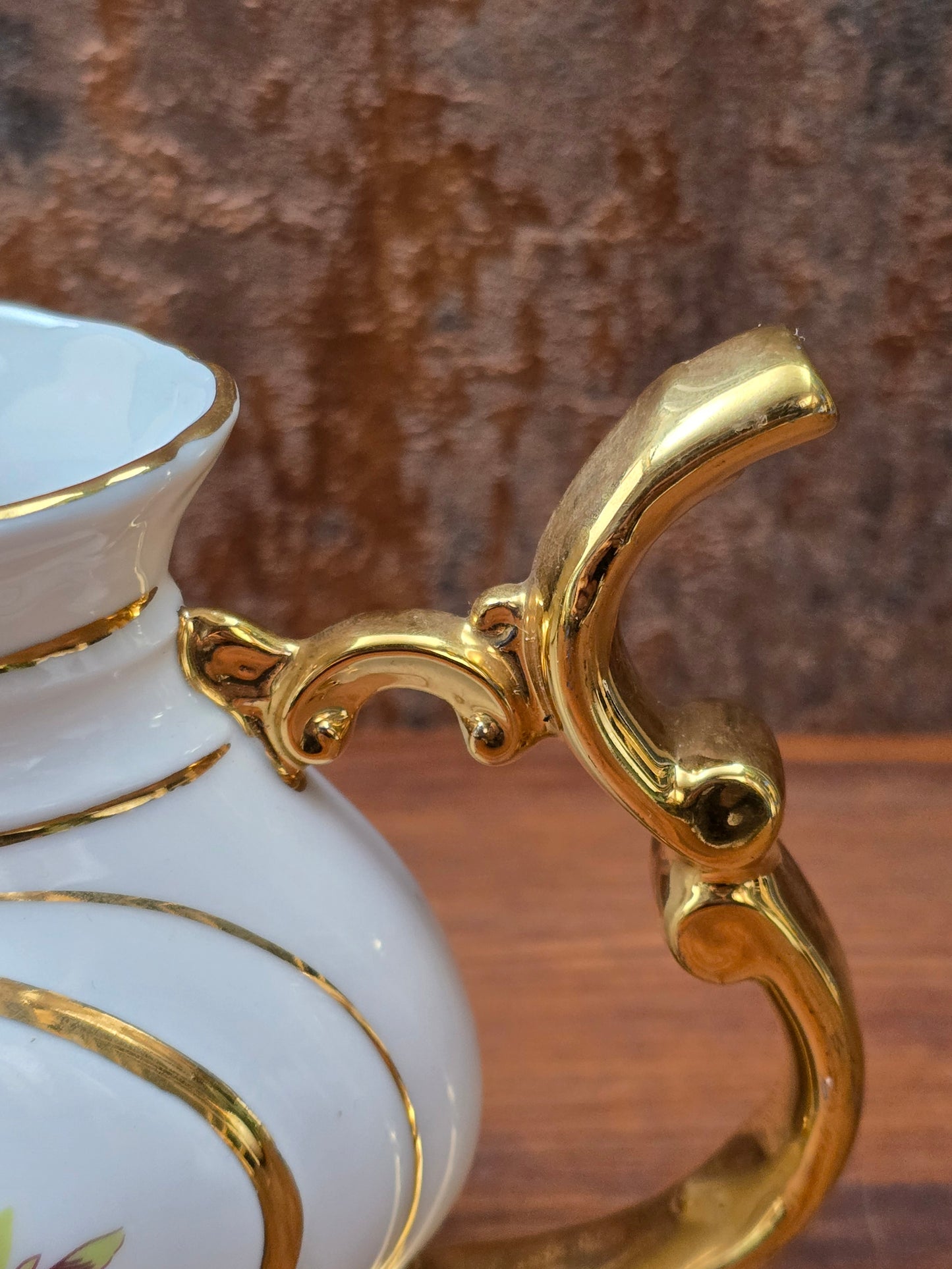 Karlsbad Trinkbecher aus Porzellan mit reichem Golddekor, tschechoslowakische Bädertasse der 1970er Jahre, Exportmarke JOME.