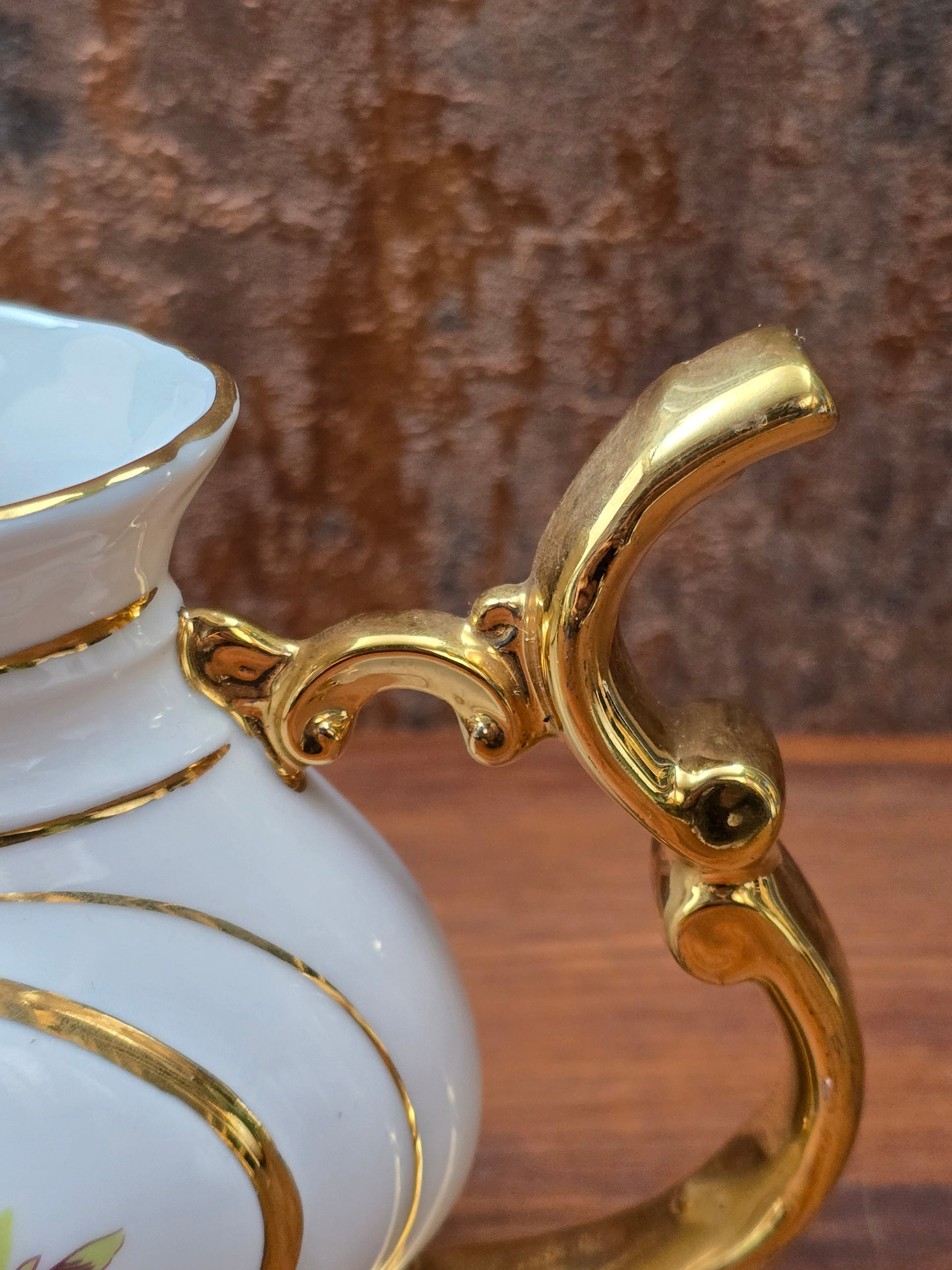 Karlsbad Trinkbecher aus Porzellan mit reichem Golddekor, tschechoslowakische Bädertasse der 1970er Jahre, Exportmarke JOME.