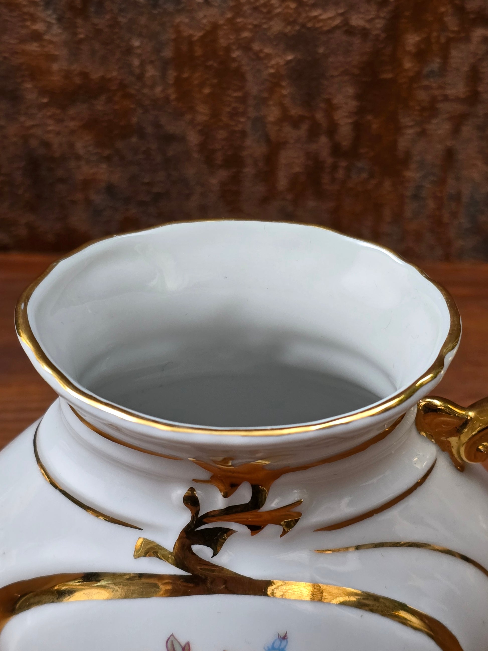 Karlsbad Trinkbecher aus Porzellan mit reichem Golddekor, tschechoslowakische Bädertasse der 1970er Jahre, Exportmarke JOME.