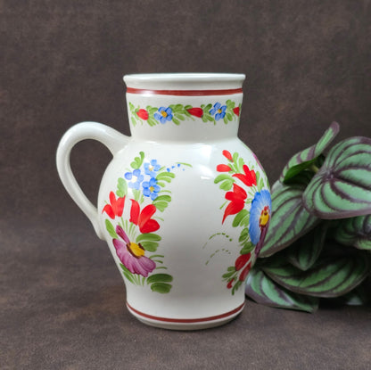Original Vintage-Krug von Chodovia, 1960er Jahre. Handbemalt mit Blumenmotiv, ca. 0,5L. Perfekt als Vase oder Deko für deine Landhausküche. Sehr guter Vintagezustand.