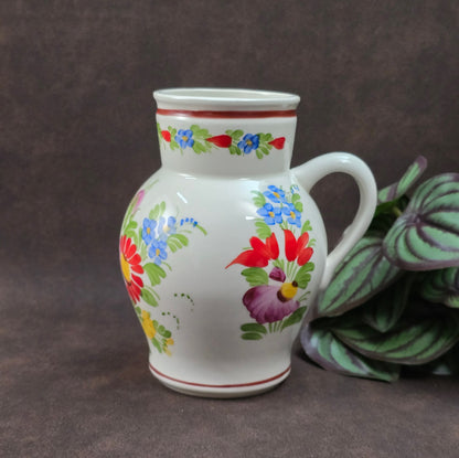 Original Vintage-Krug von Chodovia, 1960er Jahre. Handbemalt mit Blumenmotiv, ca. 0,5L. Perfekt als Vase oder Deko für deine Landhausküche. Sehr guter Vintagezustand.
