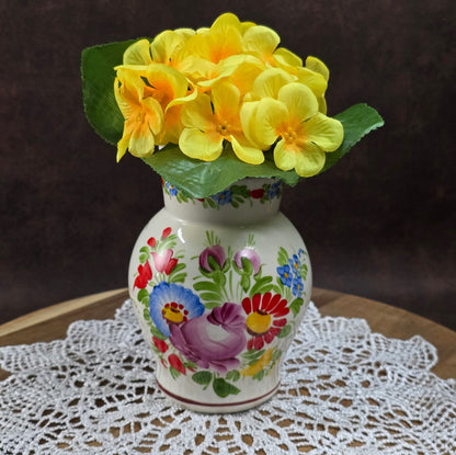 Original Vintage-Krug von Chodovia, 1960er Jahre. Handbemalt mit Blumenmotiv, ca. 0,5L. Perfekt als Vase oder Deko für deine Landhausküche. Sehr guter Vintagezustand.