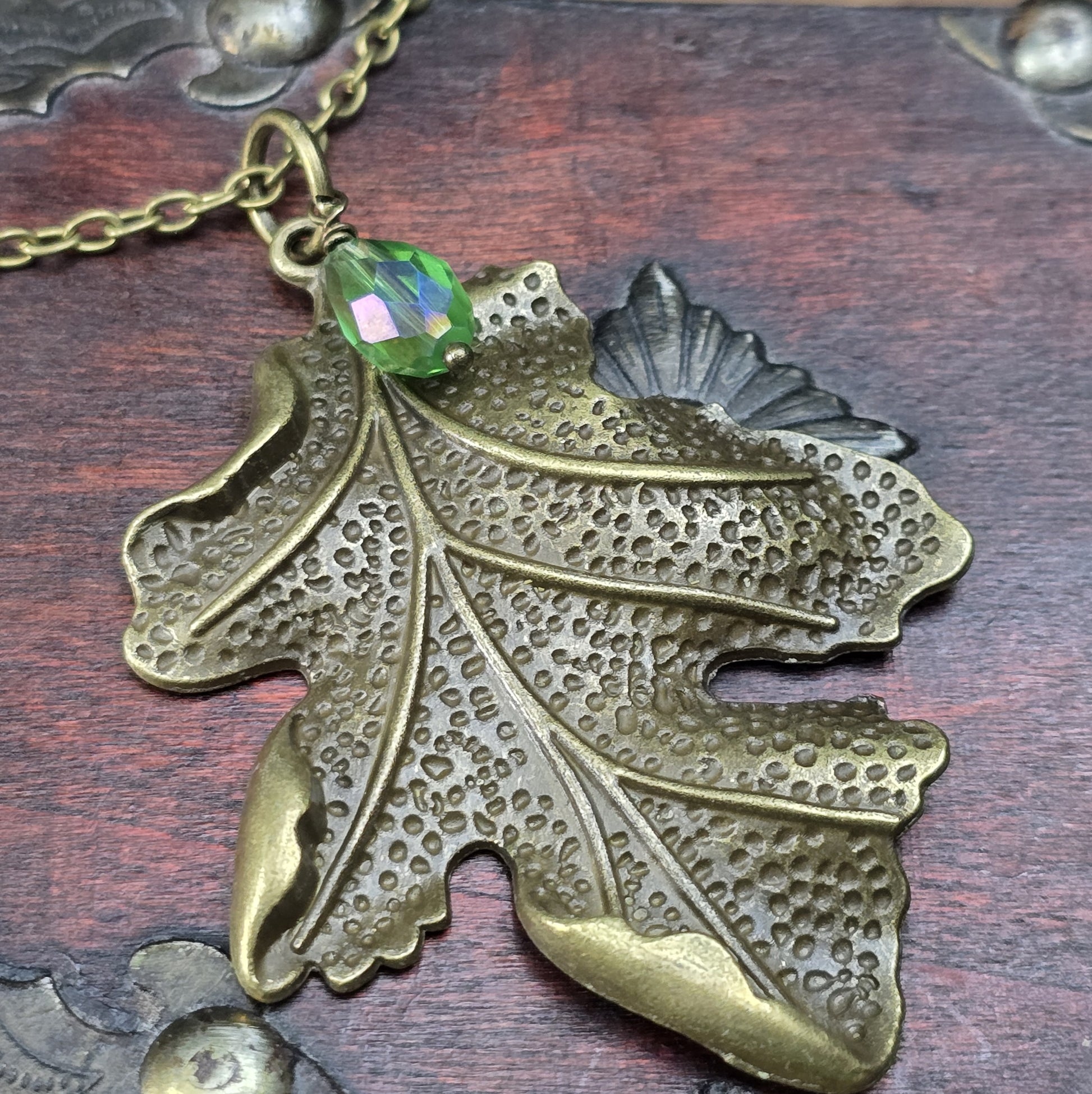 Vintage-Kette mit großem Blattanhänger – Antik bronzefarbener Schmuck im Naturdesign