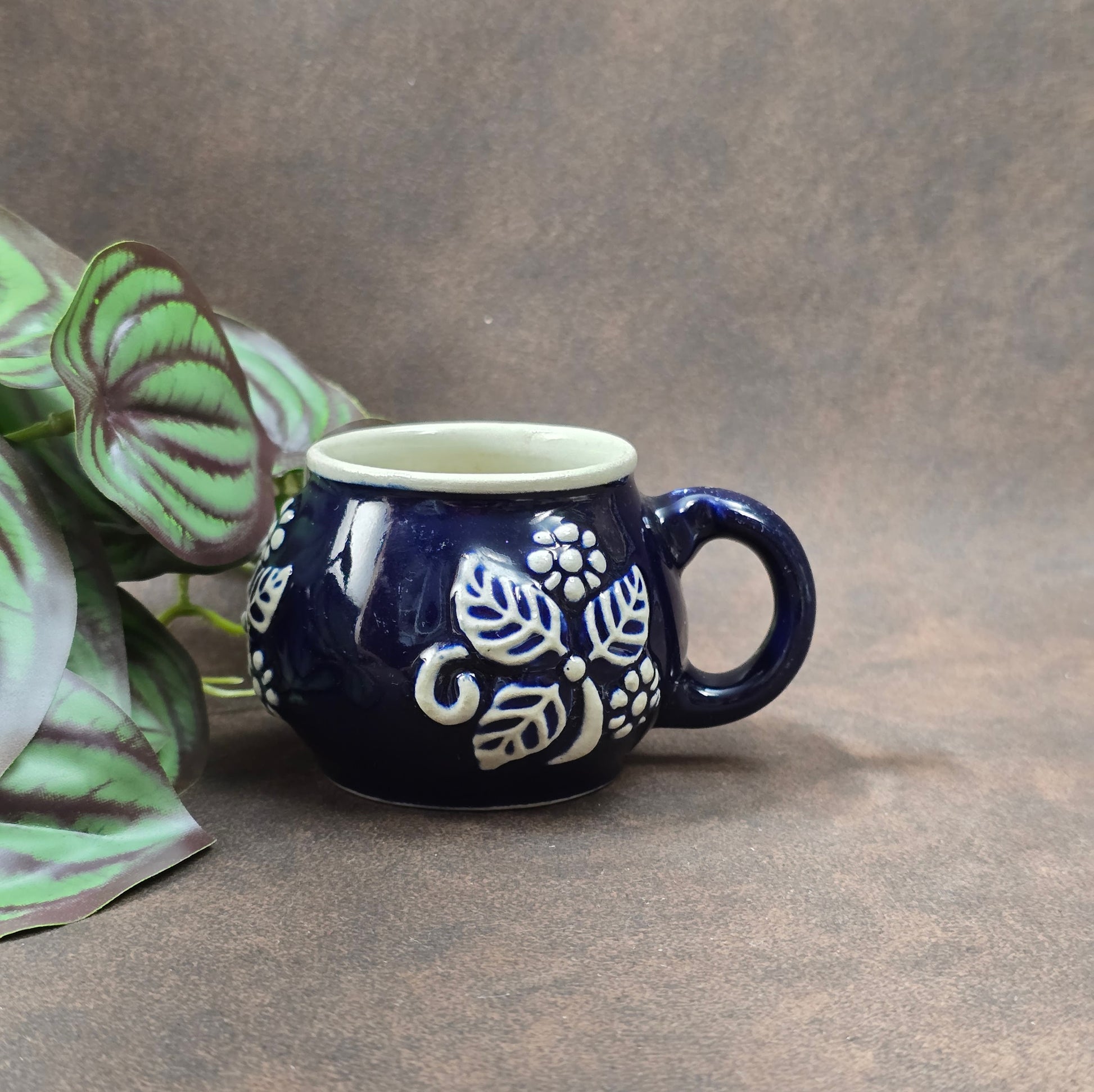 Authentische Vintage-Tasse aus deutschem Steinzeug, ca. 1960–70. Rustikal & dekorativ – ideal für Sammler oder nostalgische Küchendeko.