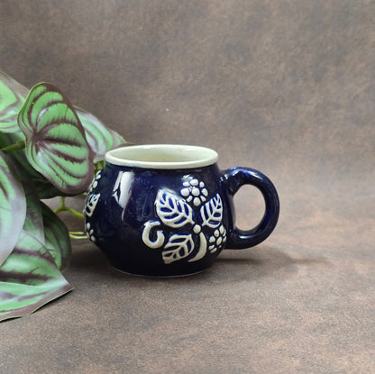 Authentische Vintage-Tasse aus deutschem Steinzeug, ca. 1960–70. Rustikal & dekorativ – ideal für Sammler oder nostalgische Küchendeko.