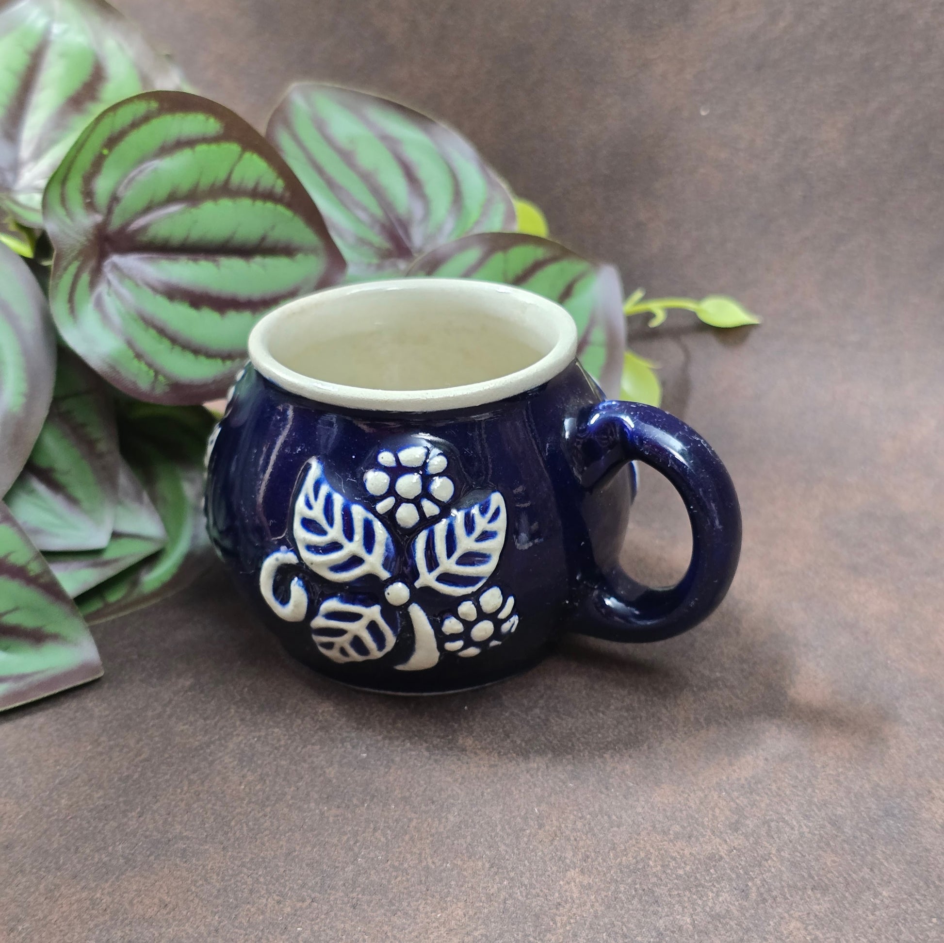 Authentische Vintage-Tasse aus deutschem Steinzeug, ca. 1960–70. Rustikal & dekorativ – ideal für Sammler oder nostalgische Küchendeko.