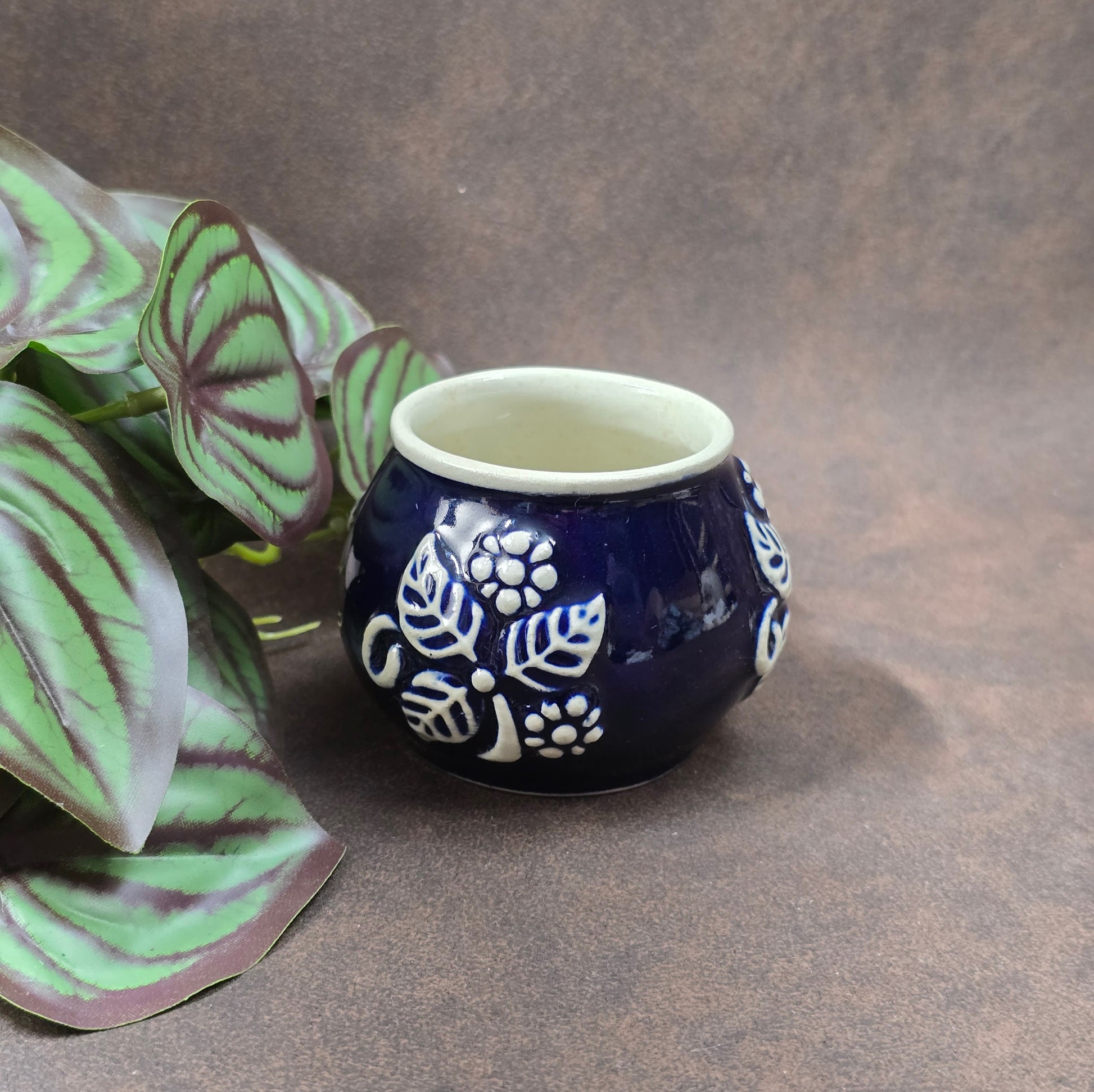 Authentische Vintage-Tasse aus deutschem Steinzeug, ca. 1960–70. Rustikal & dekorativ – ideal für Sammler oder nostalgische Küchendeko.