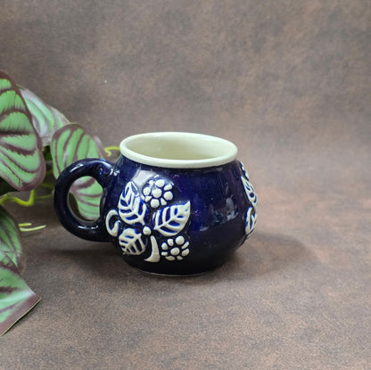 Authentische Vintage-Tasse aus deutschem Steinzeug, ca. 1960–70. Rustikal & dekorativ – ideal für Sammler oder nostalgische Küchendeko.