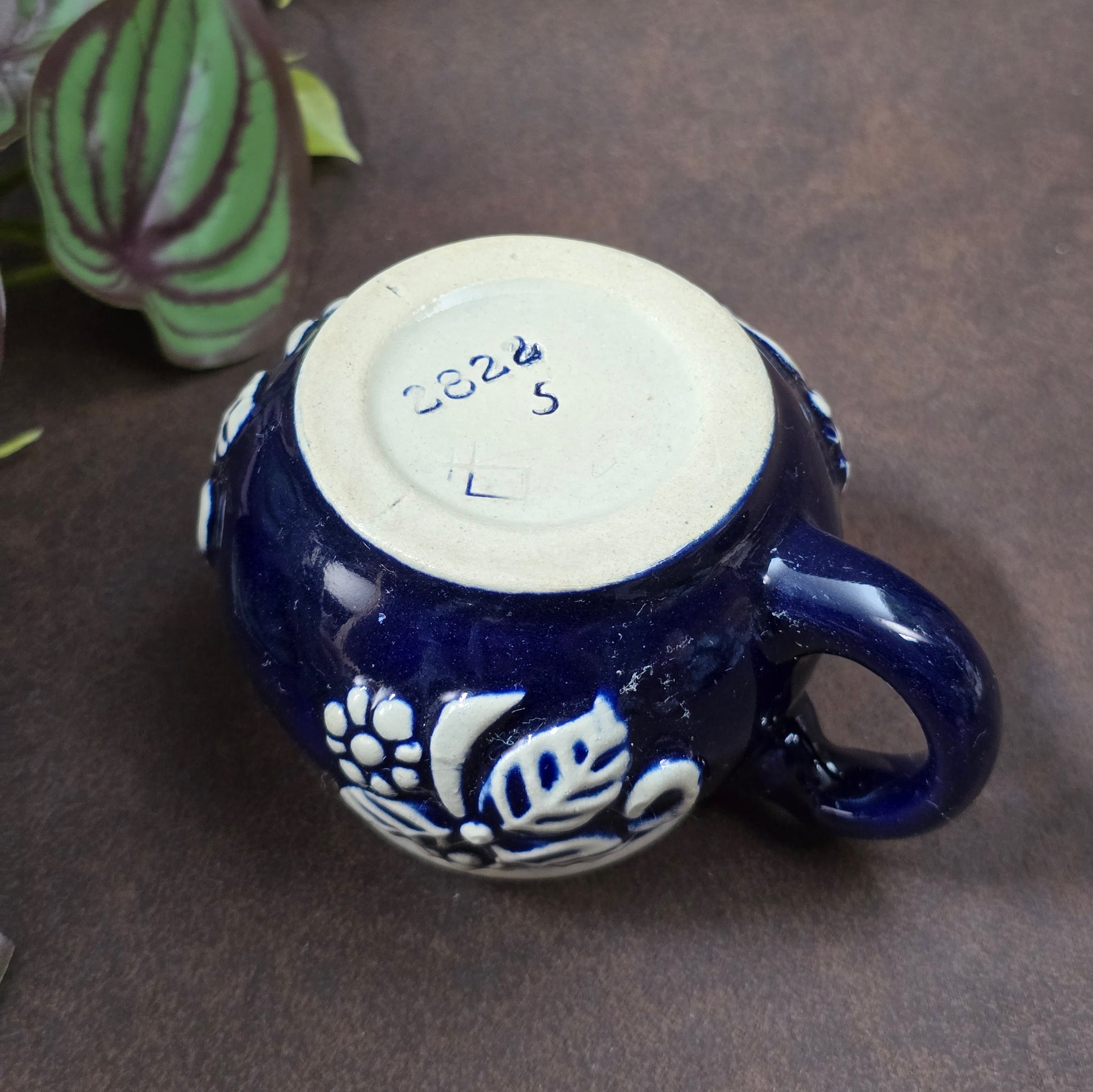 Authentische Vintage-Tasse aus deutschem Steinzeug, ca. 1960–70. Rustikal & dekorativ – ideal für Sammler oder nostalgische Küchendeko.