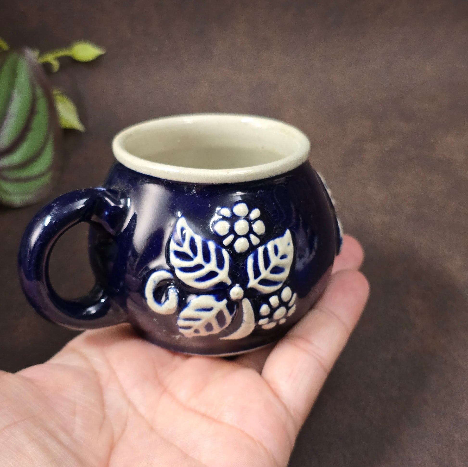 Authentische Vintage-Tasse aus deutschem Steinzeug, ca. 1960–70. Rustikal & dekorativ – ideal für Sammler oder nostalgische Küchendeko.